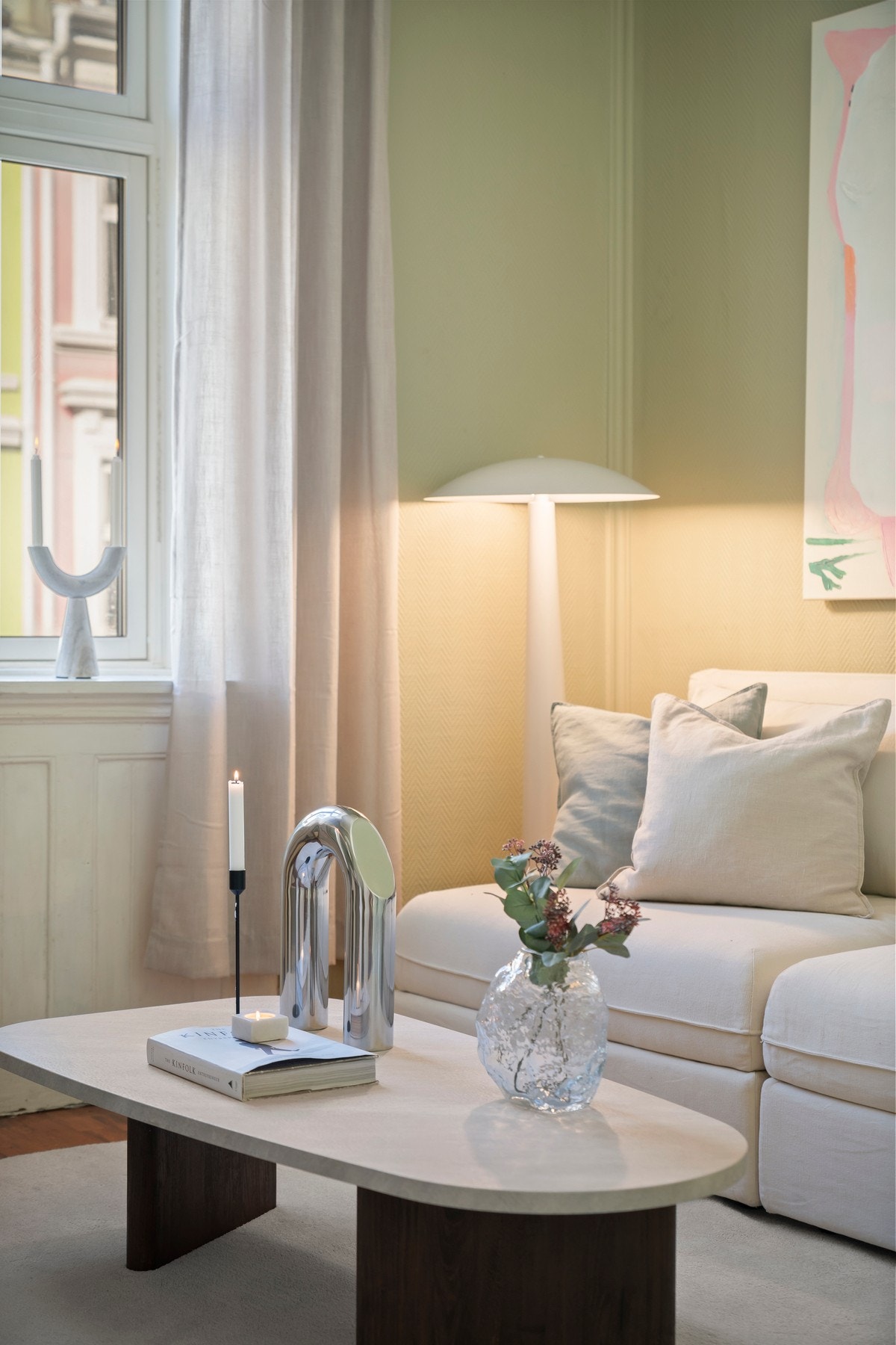 Leiligheten disponerer tre boder: én på 9 kvm i kjeller, én med gulvareal på 5 kvm på loft og bod på 1 kvm i felles oppgang (deles med naboen). Galleribilde
