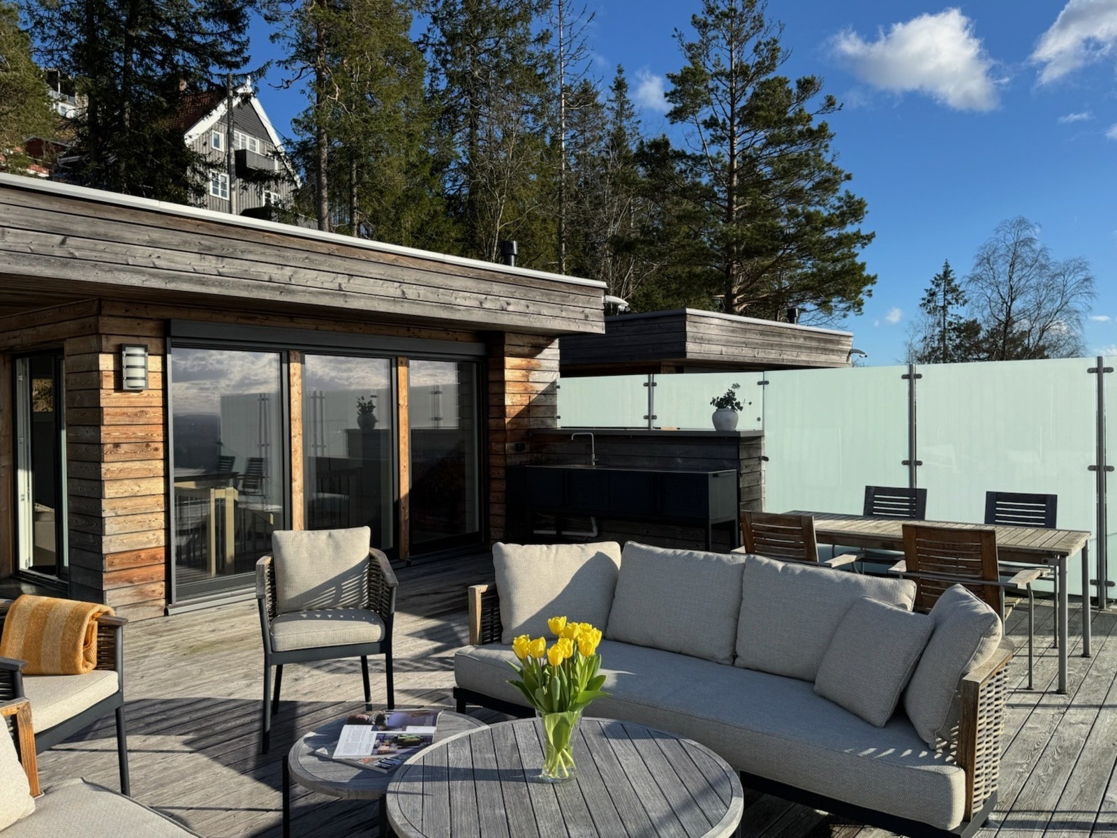 Boligen har en stor takterrasse ca 60m2 med utekjøkken med stor arbeidsflate i rustfritt stål, varmt/kaldtvann, stor grill fra Napoleon. Galleribilde