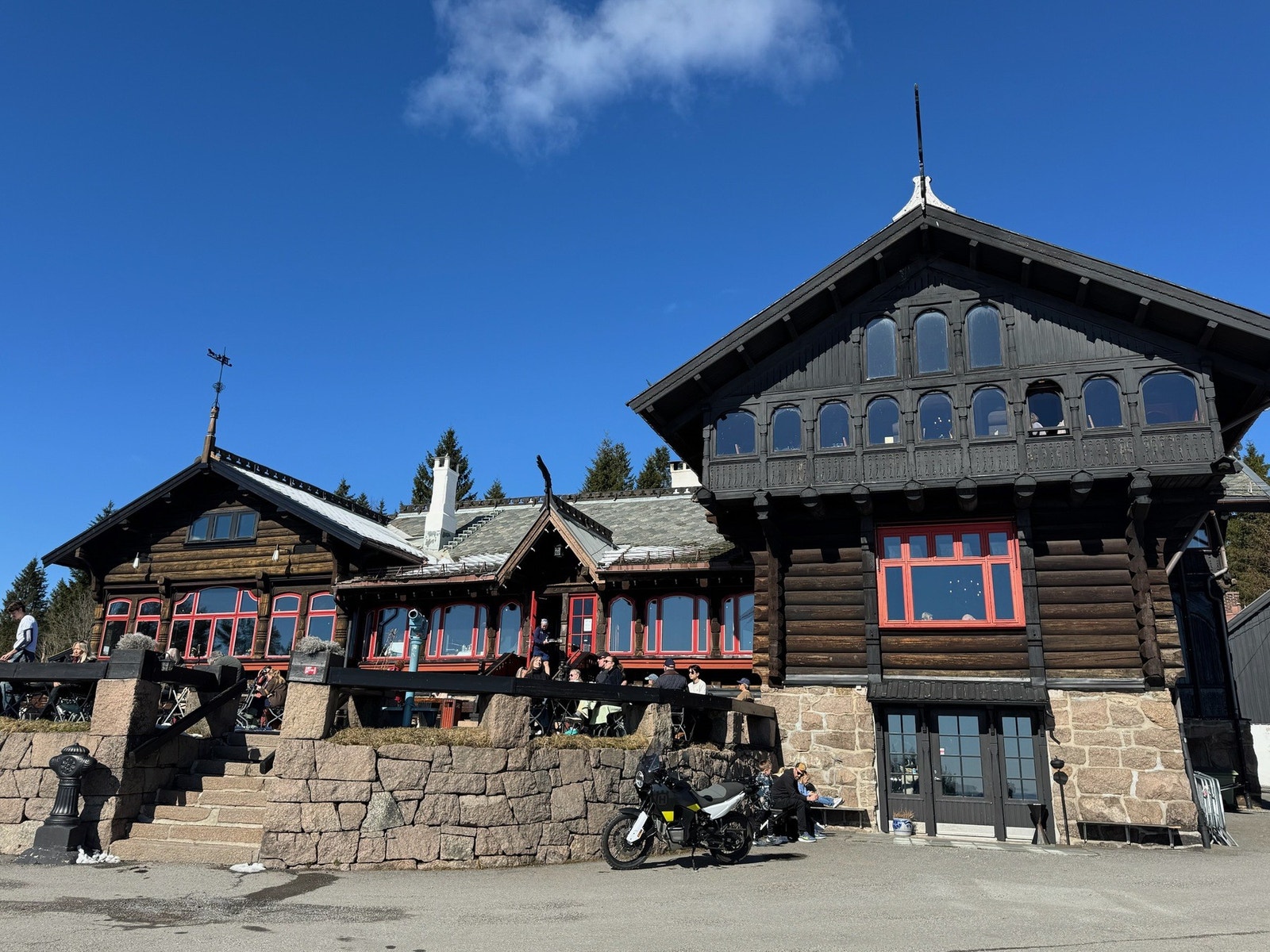 Frognerseteren er et attraktivt område kjent for sine flotte naturomgivelser og vidstrakte utsikt over Oslo og fjorden. Her finnes gode tur- og rekreasjonsmuligheter både sommer og vinter. Galleribilde