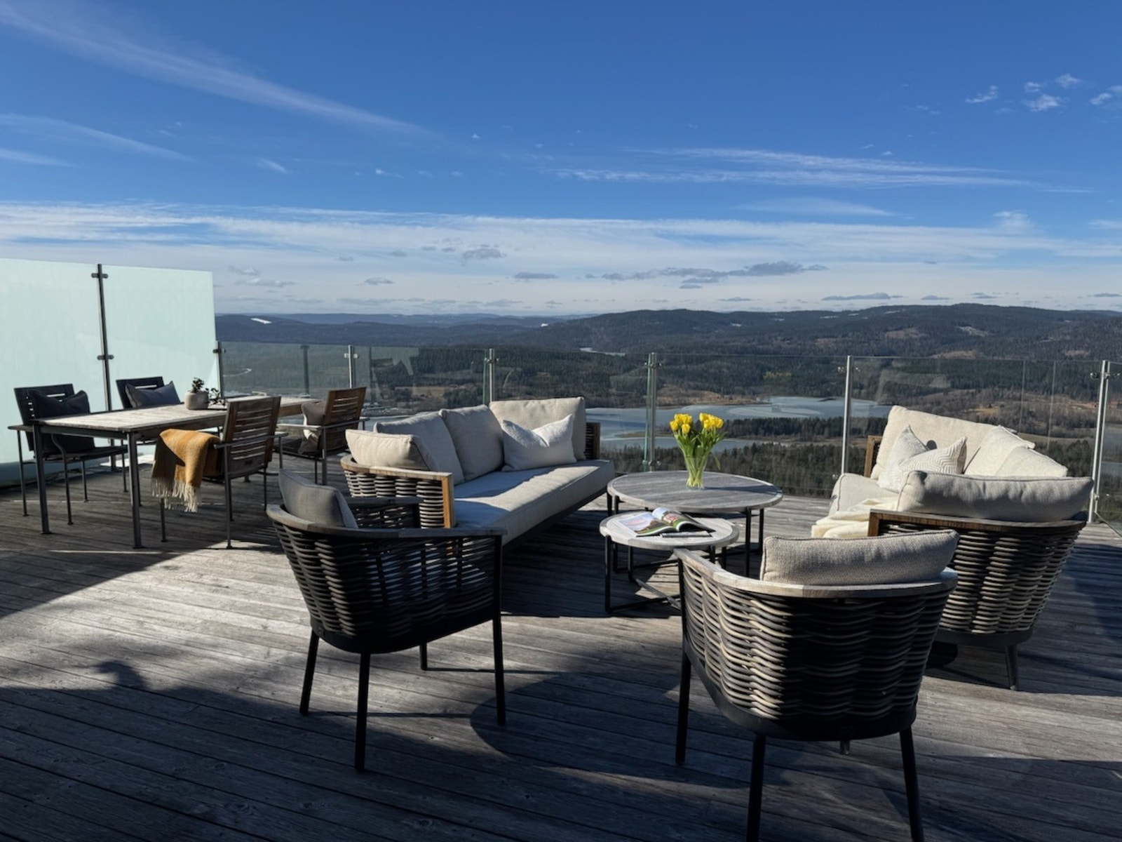 På takterrassen er det god plass til å møblere med både sittegruppe, og loungeområde. Galleribilde