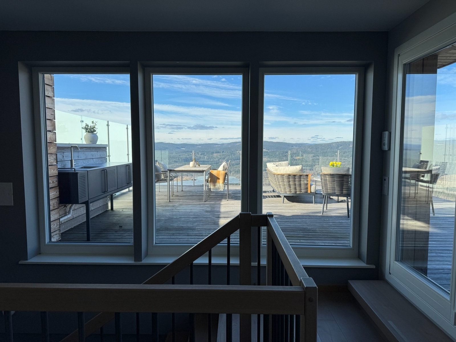 Fra stuen er det direkte utgang til boligens takterrasse. Galleribilde