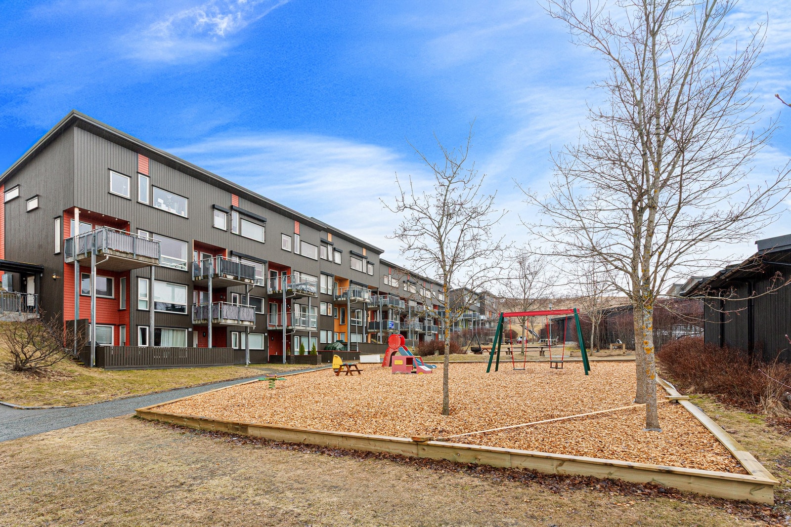 Fra eiendommen er det kort vei til blant annet skole, barnehage og dagligvarebutikk. Galleribilde
