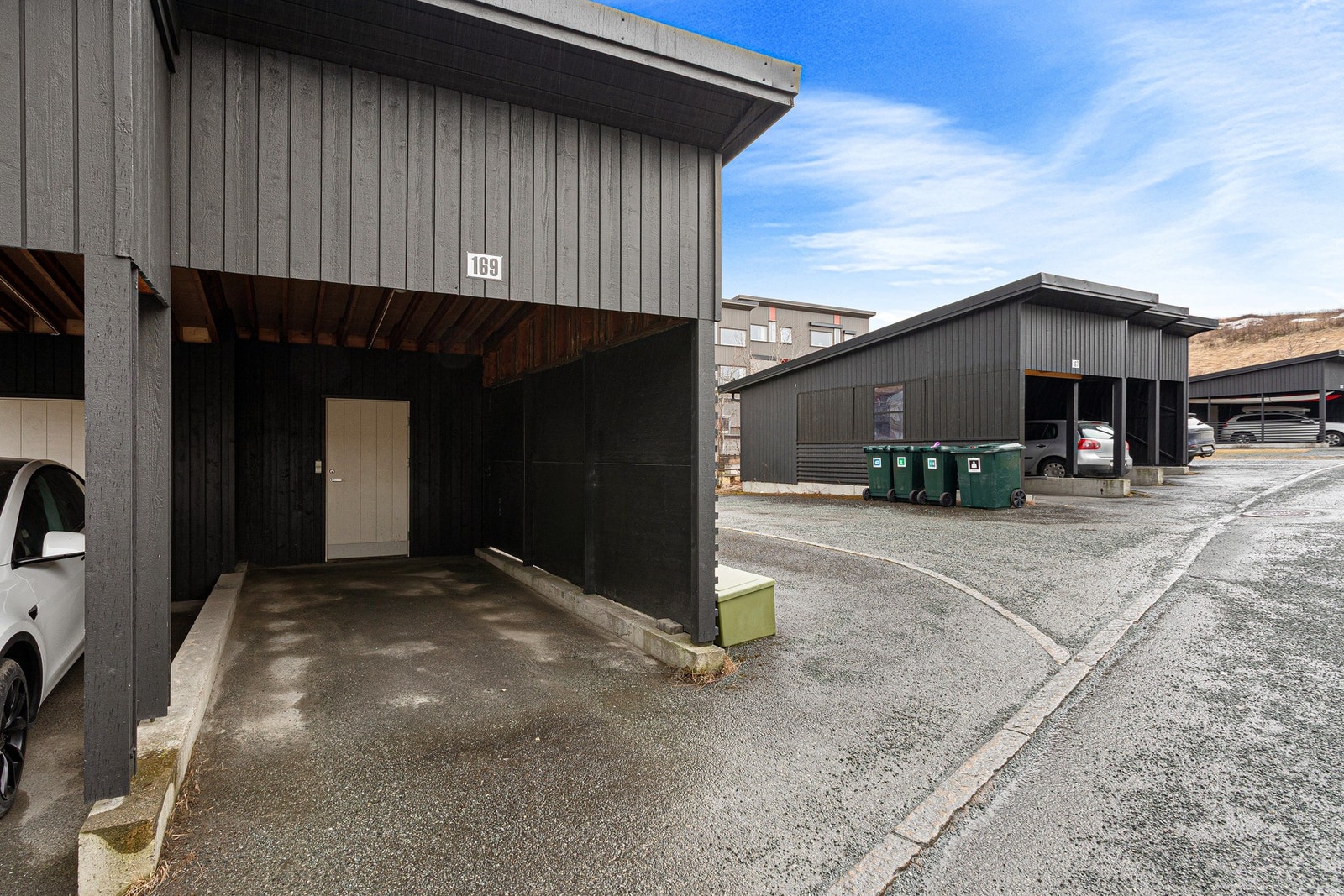 Leiligheten har egen carport med tilhørende bod. Galleribilde