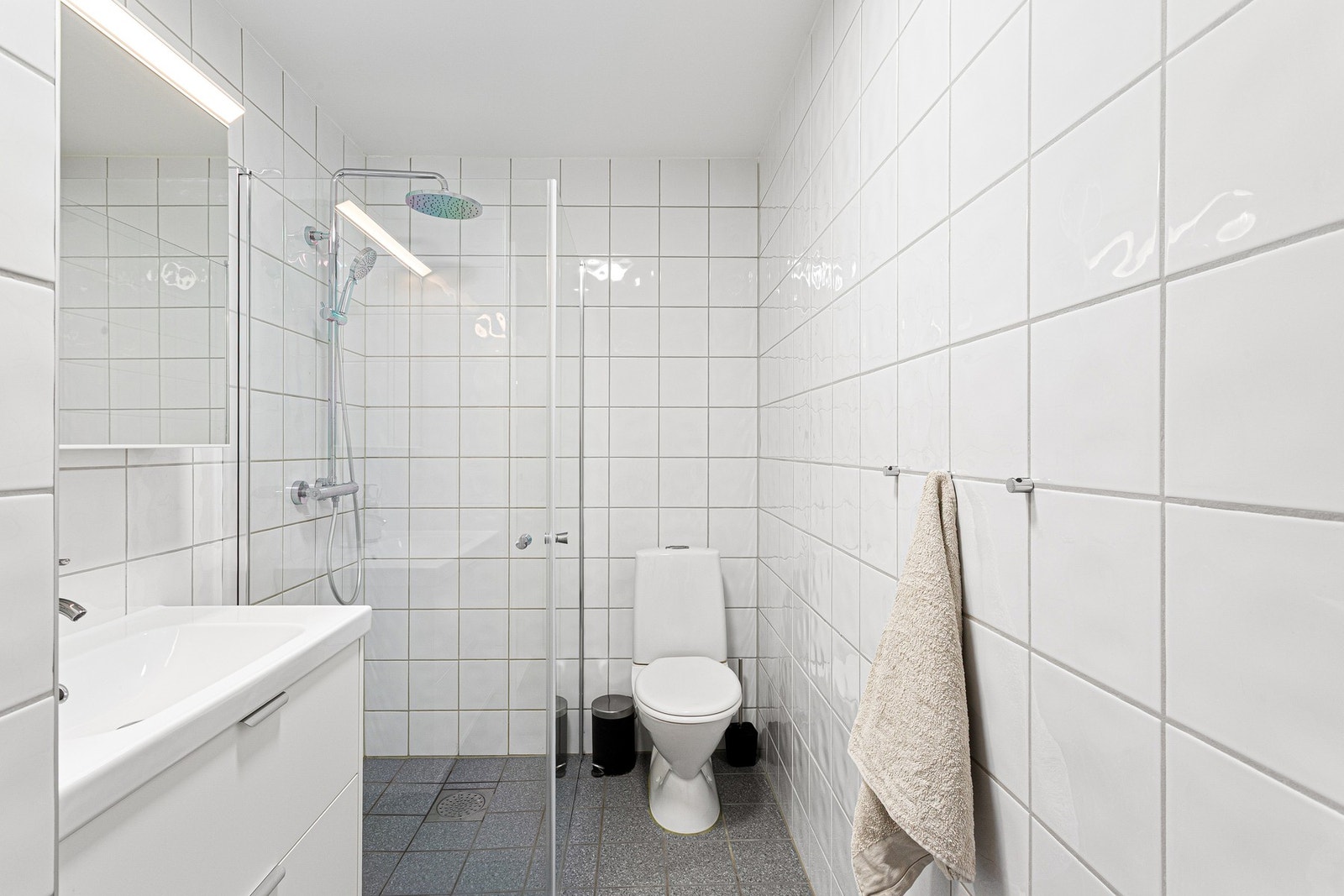 Lyst og pent bad med innfellbare dusjvegger. Galleribilde