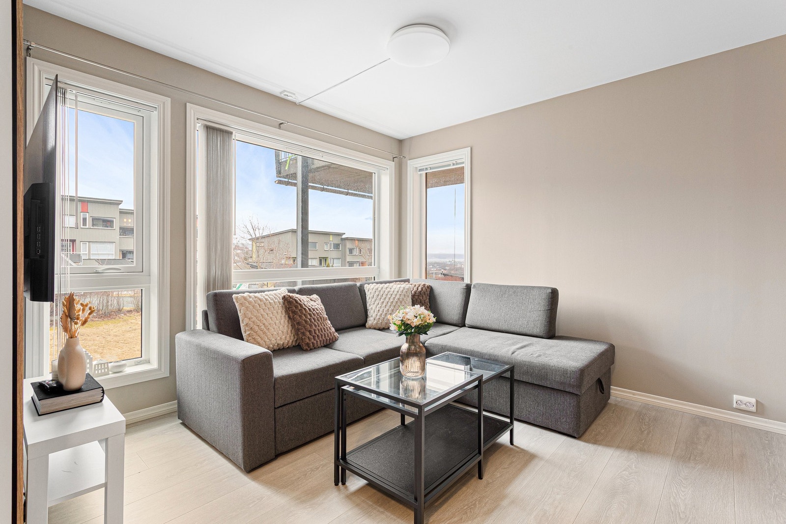Leiligheten er oppgradert med blant annet nye, moderne gulv. Galleribilde