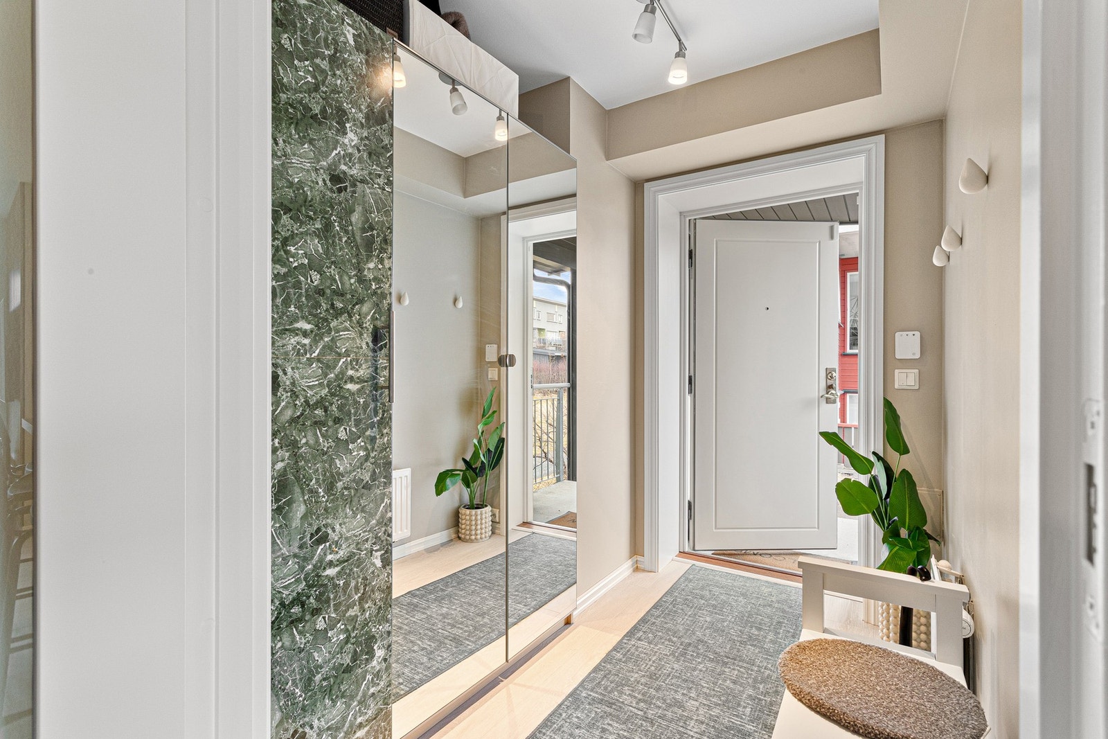 Inngangsparti med praktisk garderobeløsning. Galleribilde