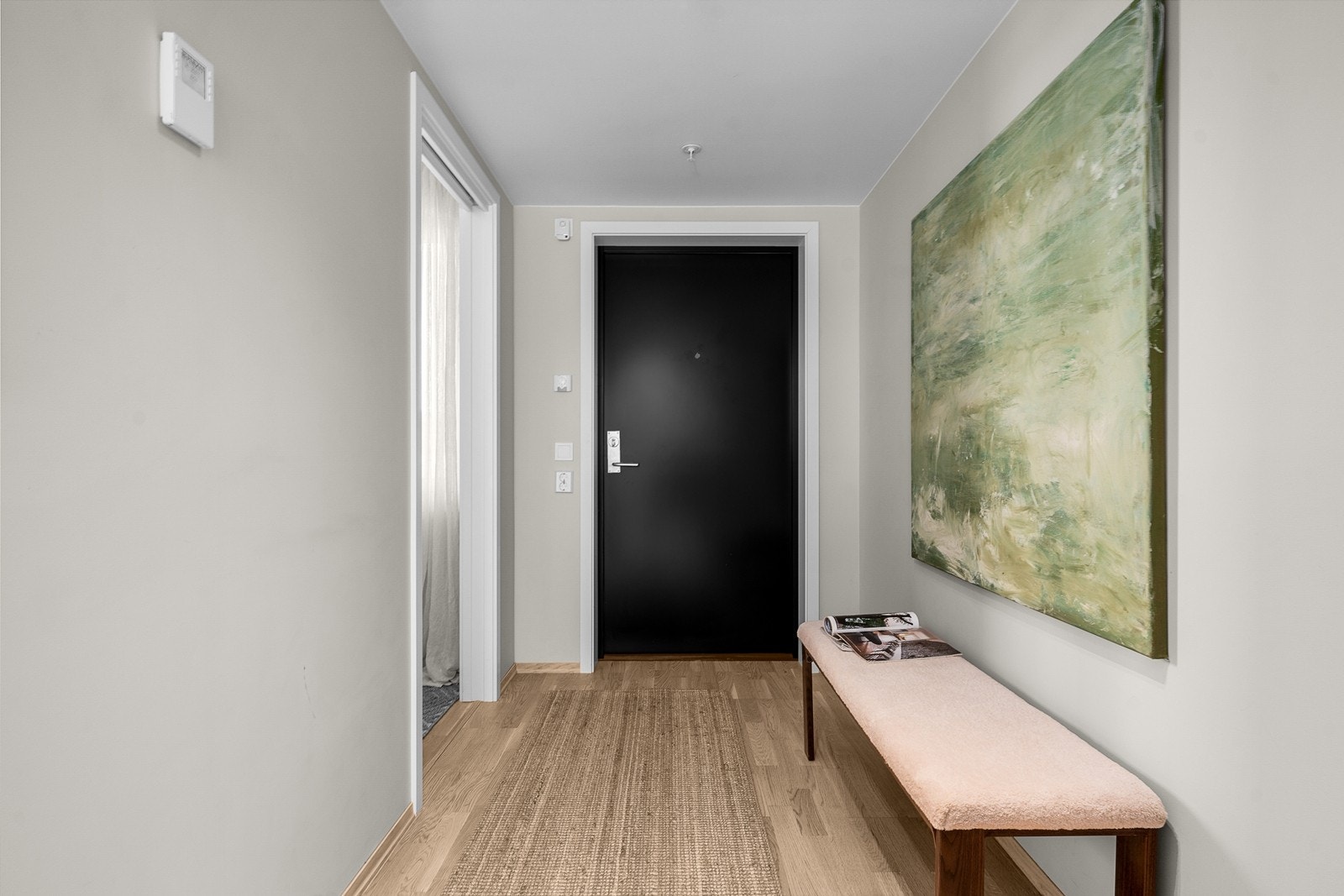 Velkommen inn i en lys og trivelig entré som gir et godt førsteinntrykk av boligen Galleribilde