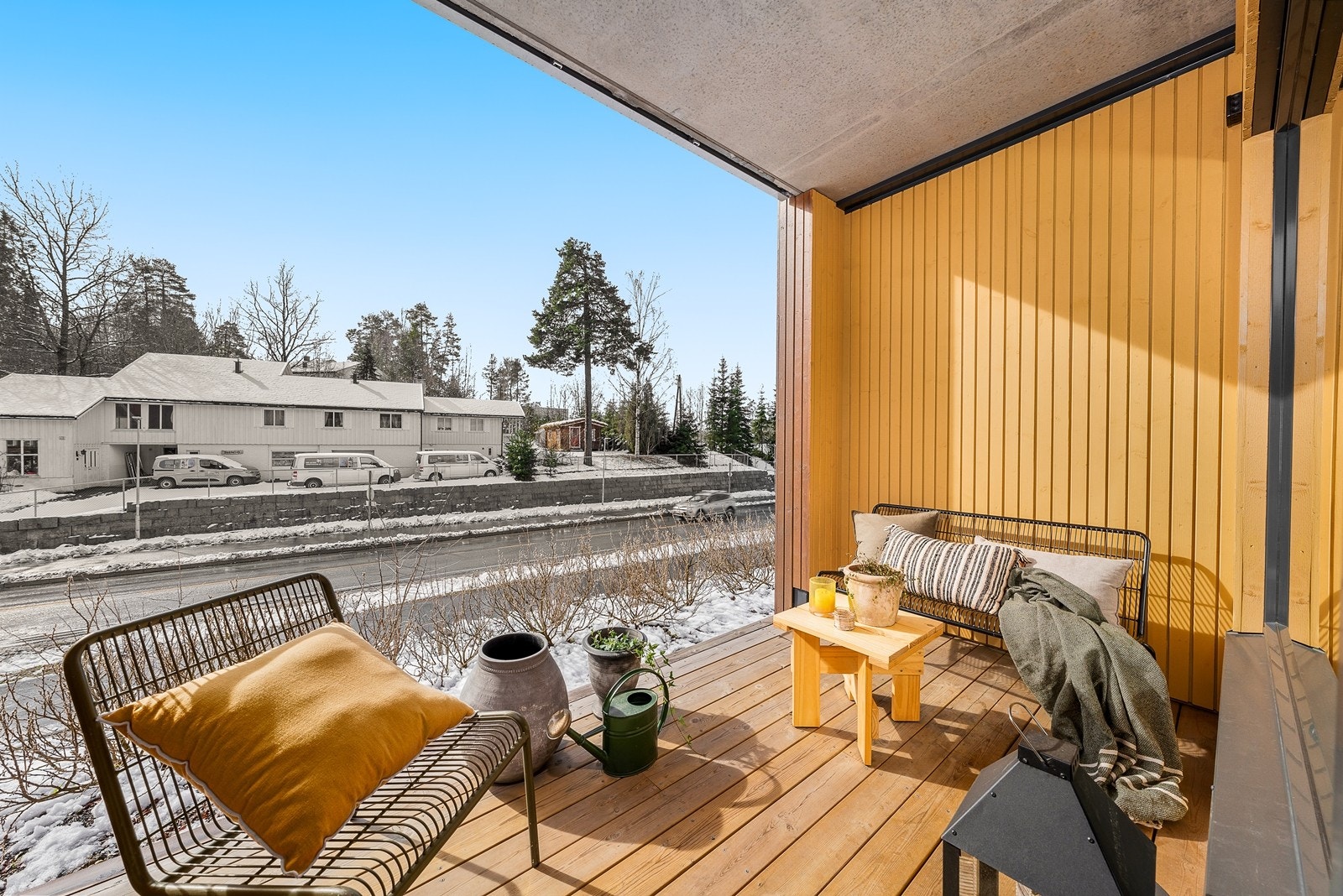 Fra stua er det direkte utgang til en solrik, sydvendt terrasse på ca. 11 kvm Galleribilde