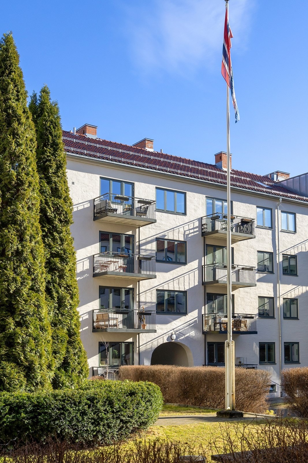 Balkong sett fra bakgård. Galleribilde