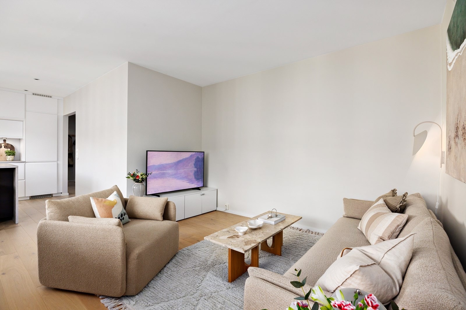 Stue og kjøkken utgjør et sosialt oppholdsrom på totalt ca. 32 m², og har god plass til både sofagruppe, TV med tilhørende møblement, samt et stort spisebord. Galleribilde