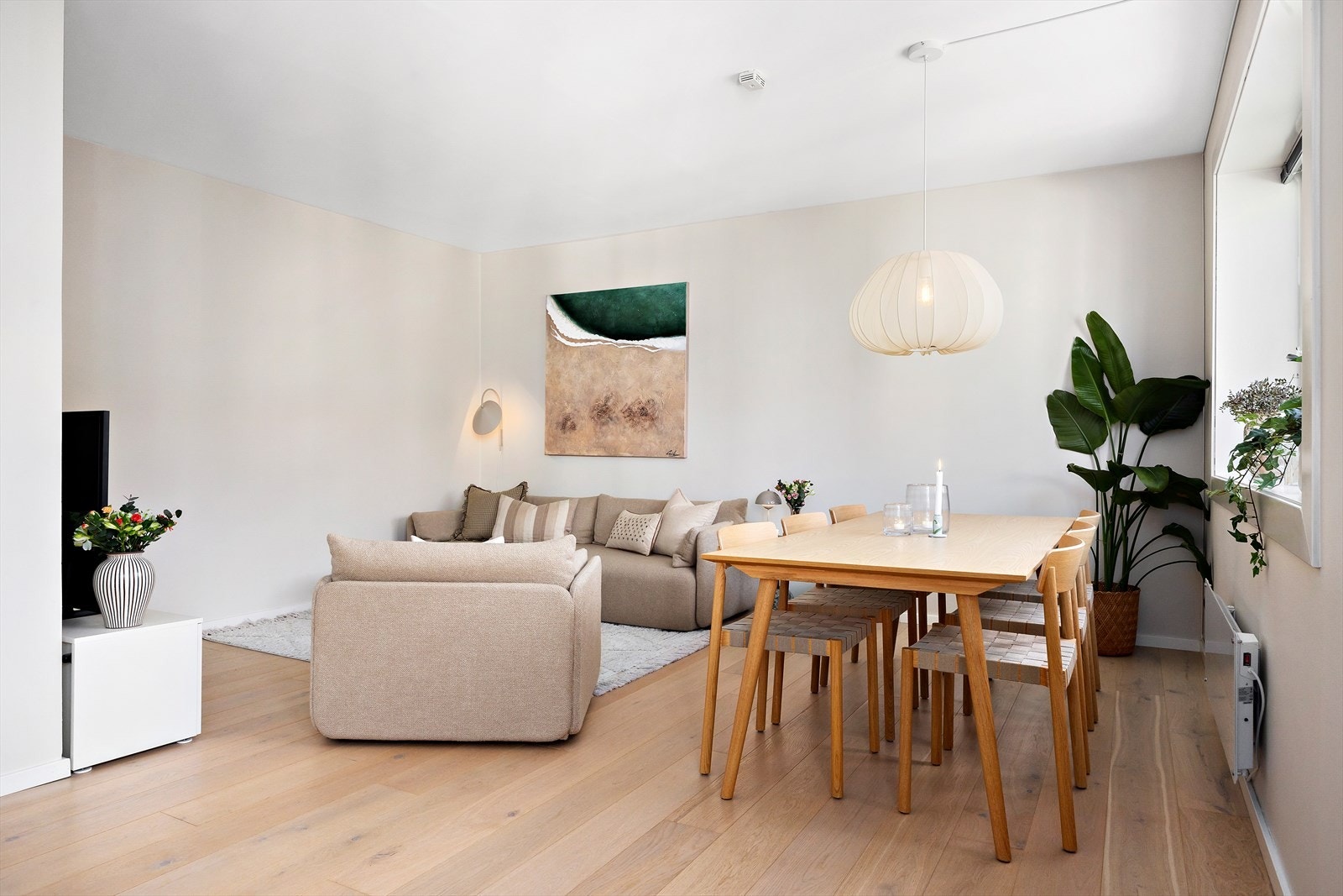 Hele leiligheten vender i sin helhet mot skjermet og idyllisk bakgård. Galleribilde