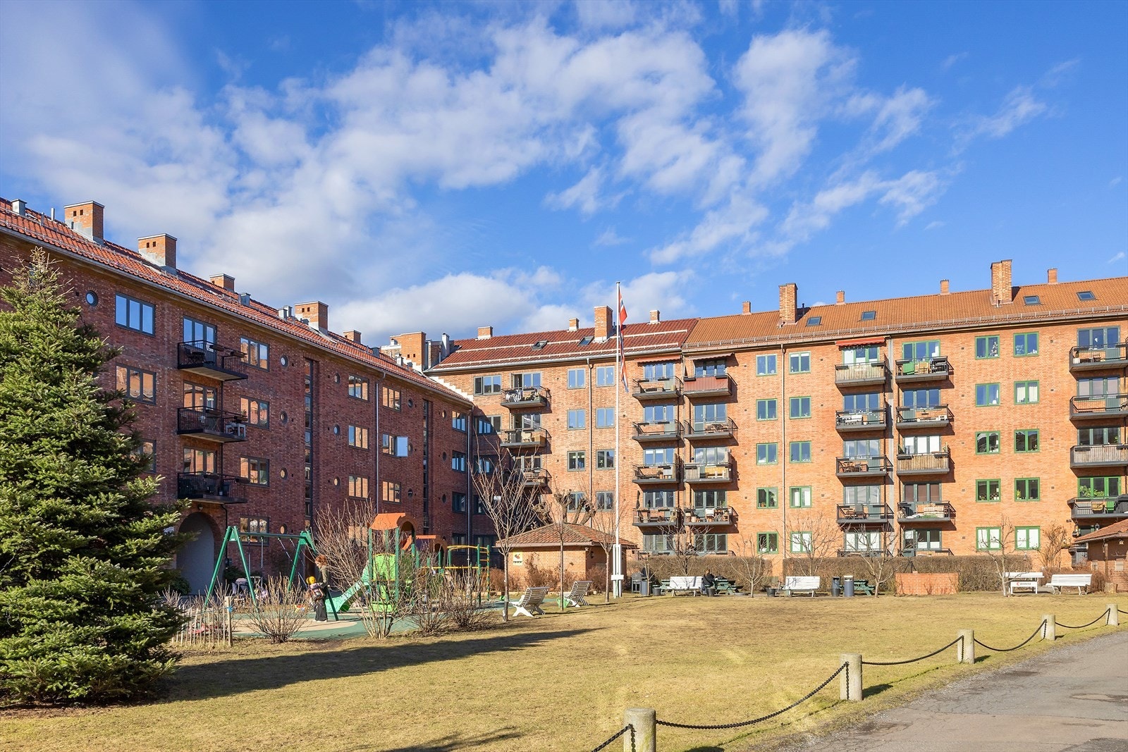 Bakgård. Galleribilde