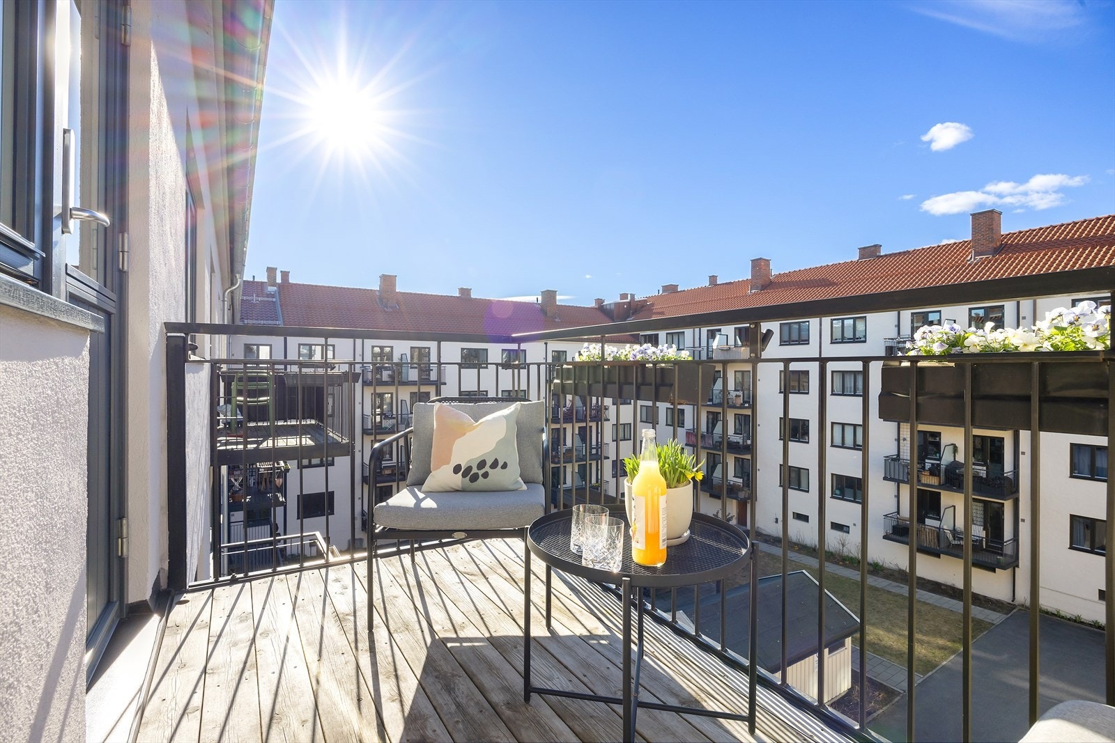 Balkongen vender mot den flotte bakgården. Galleribilde