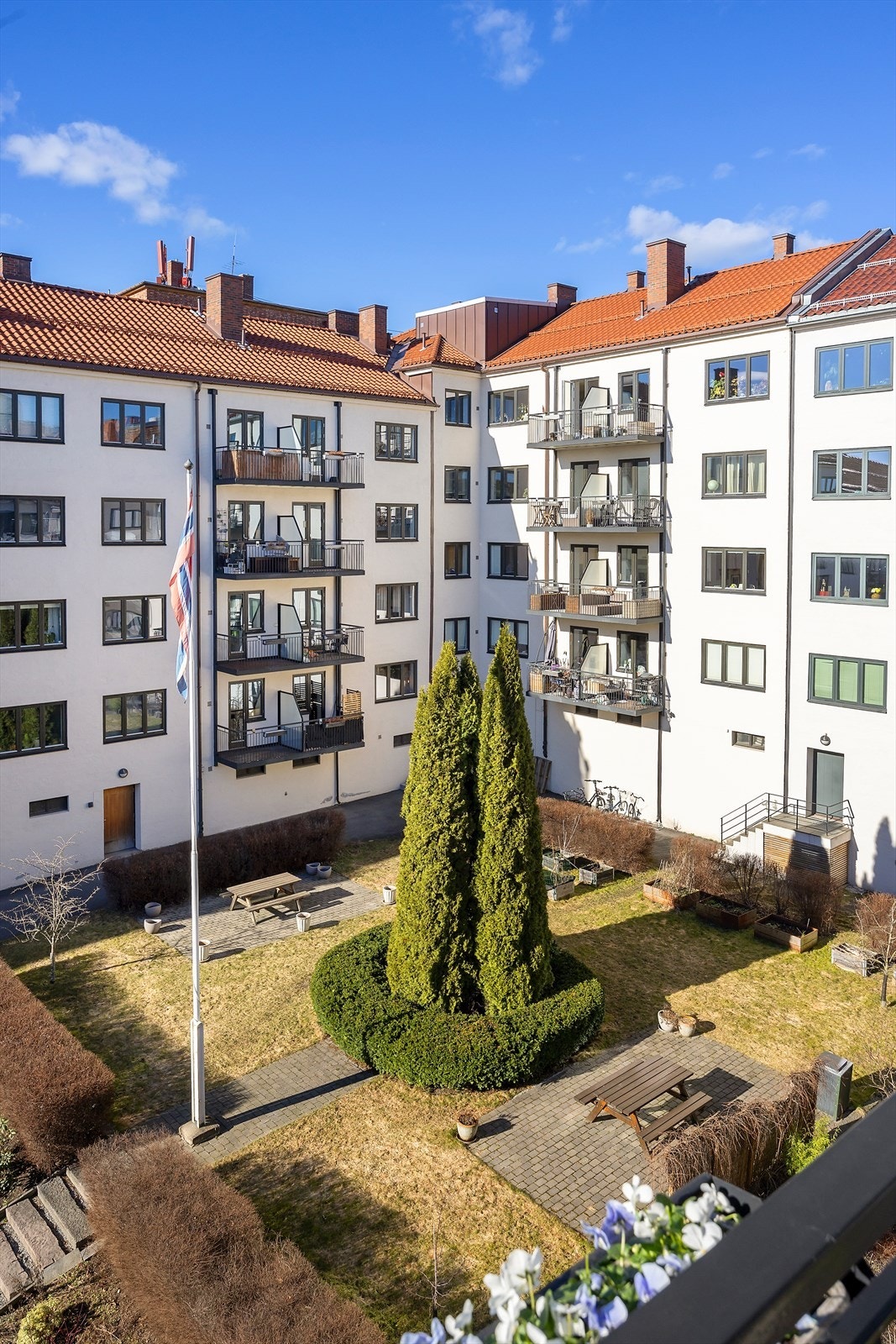 Den flotte bakgården sett fra balkong. Galleribilde