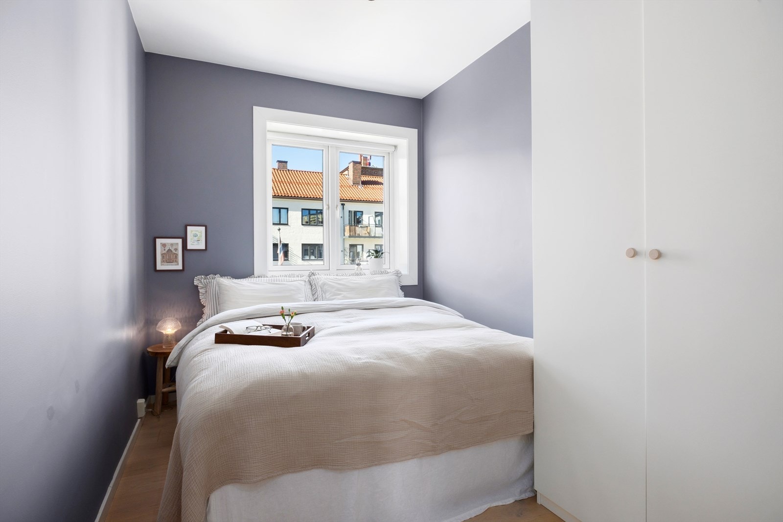 Soverommets vindusflate gir godt med naturlig lys. Galleribilde