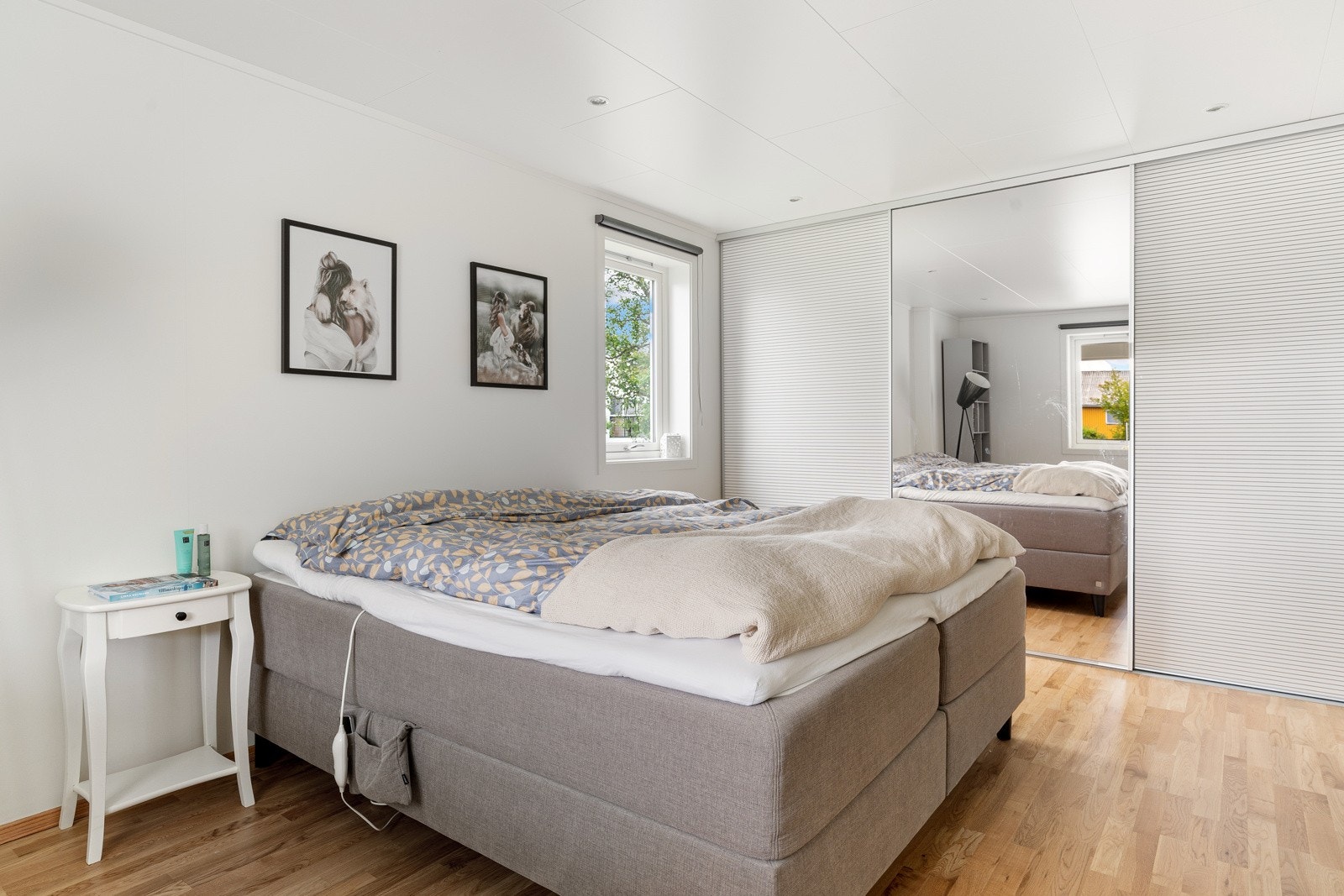 Hovedsoverom med en praktisk skyvedørsgarderobe for klesoppbevaring.