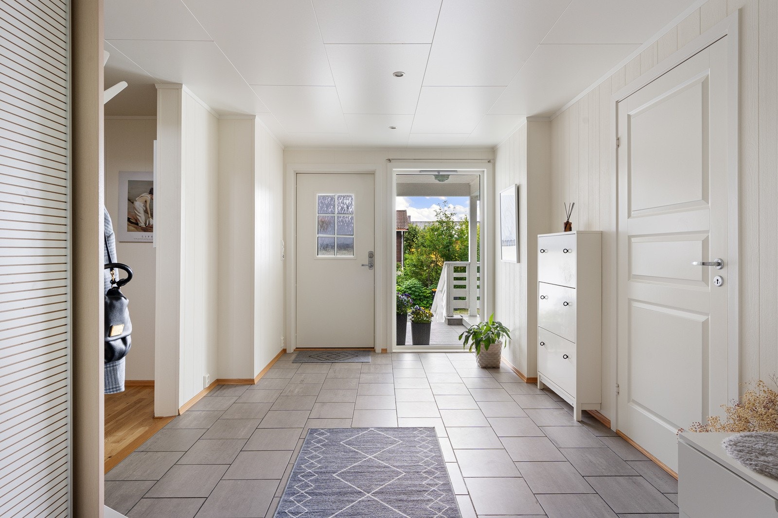 En lys og romslig entré gir god plass til ønskede oppbevaringsløsninger.
