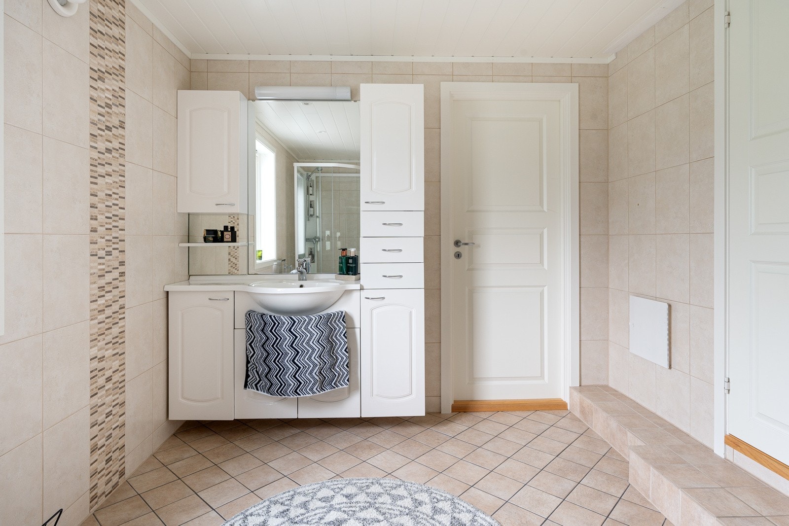 Her har du inngang til et et rom med flere bruksmuligheter i bakkant.