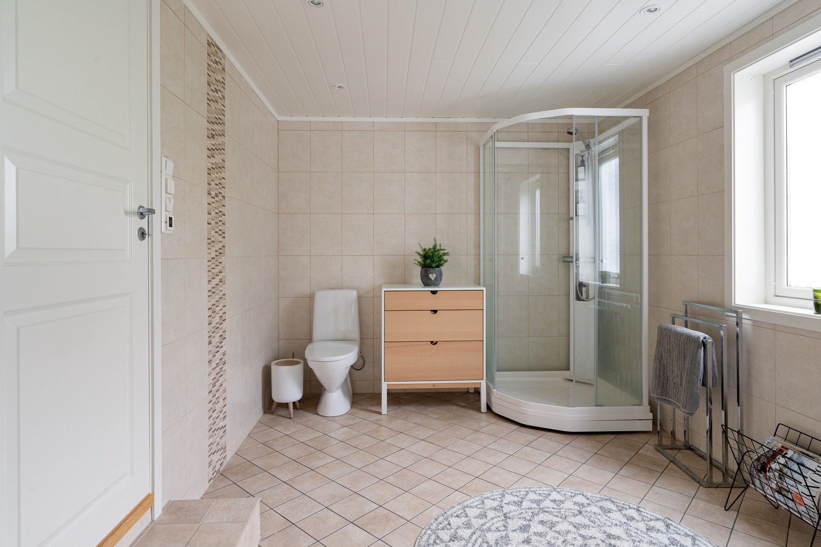 Bad 2 er komplett flislagt med gulvvarme.