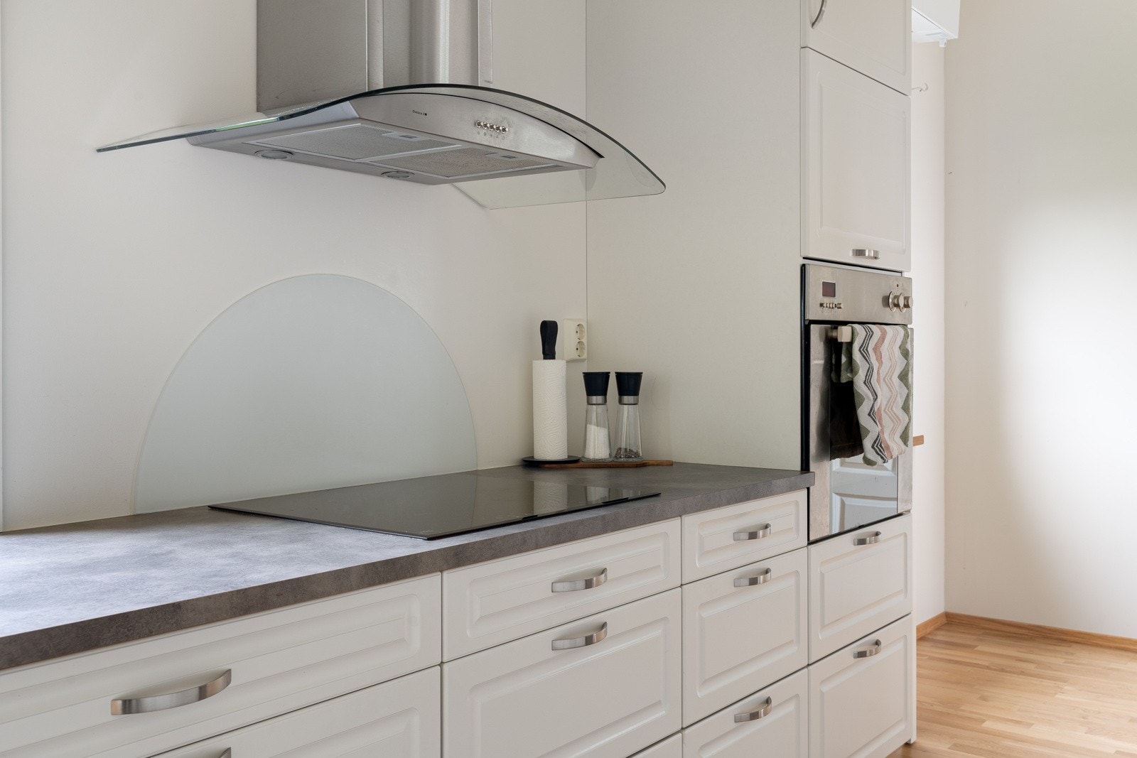 Integrerte hvitevarer og praktiske arbeidsforhold.