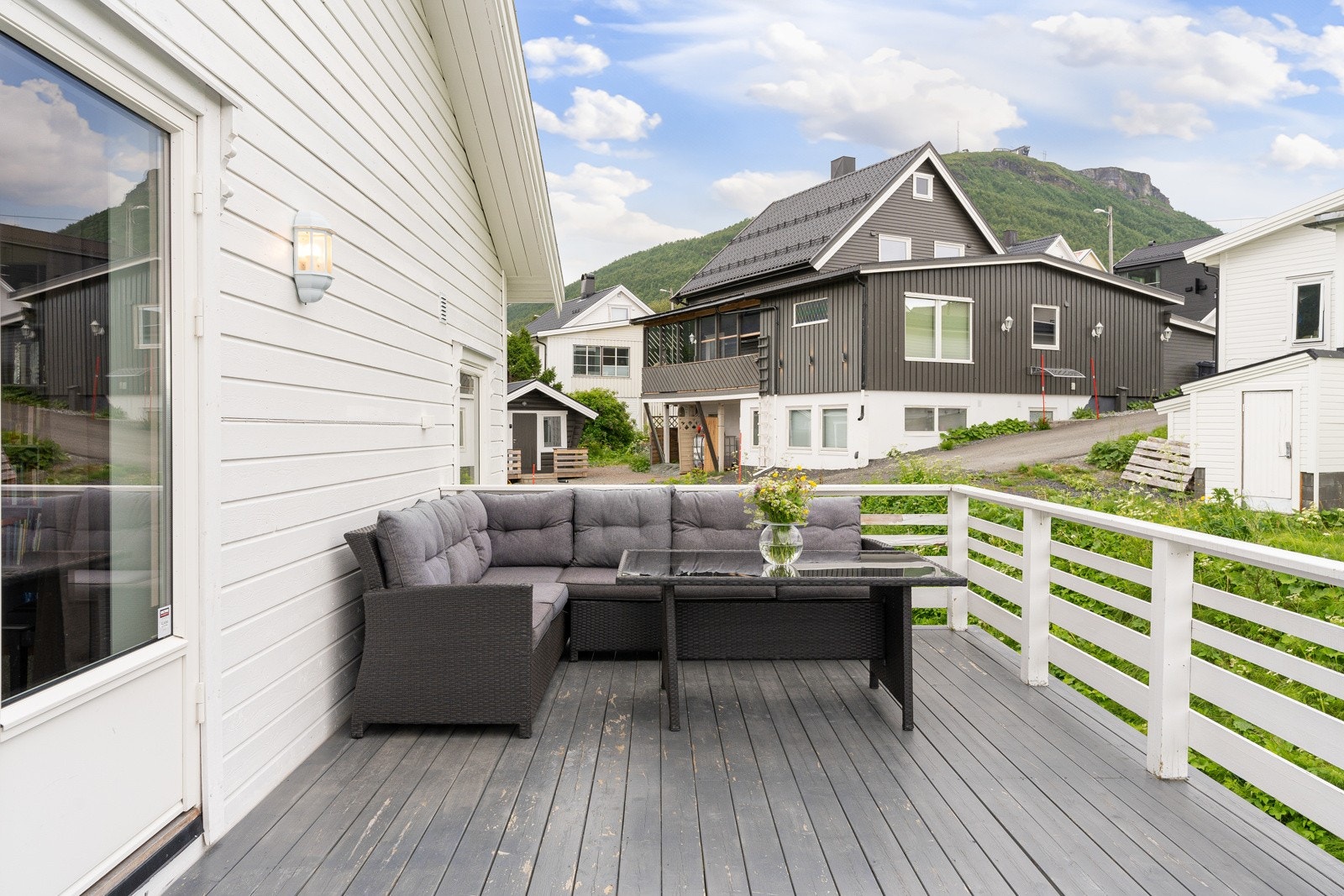 Vestvendt veranda med plass til ønsket møblement.