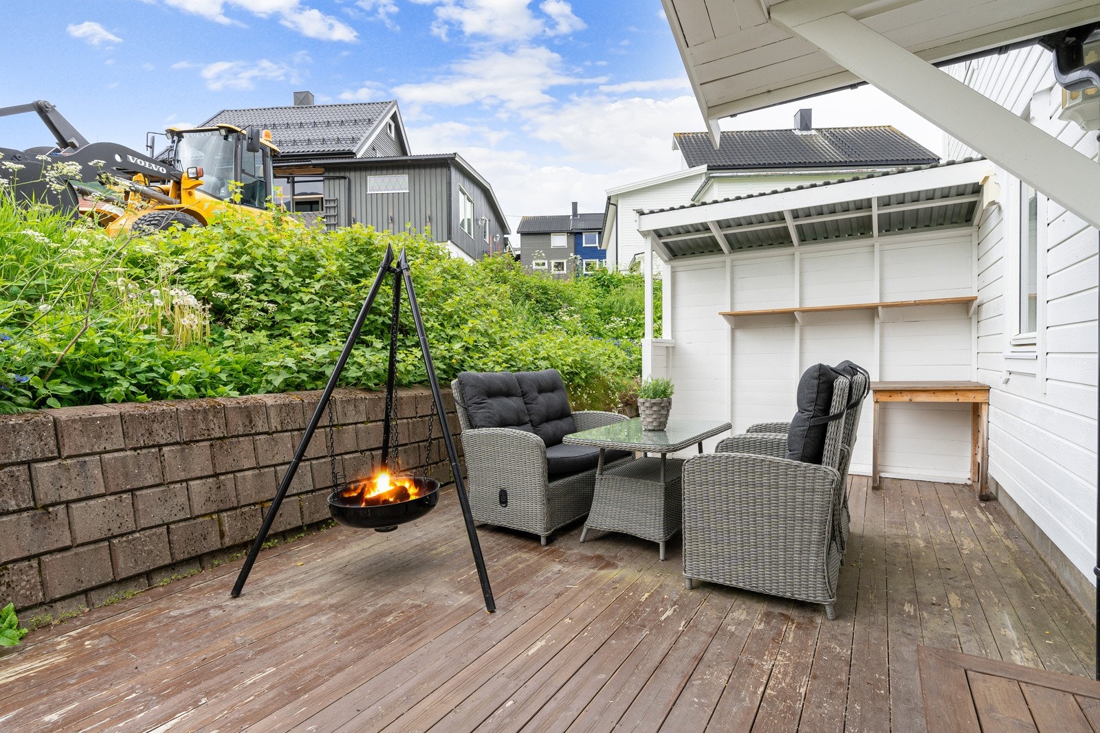 Fra 1. etasje har du utgang til en sørvendt terrasse i bakkant av boligen. Her er det plass til utemøbler og grill.