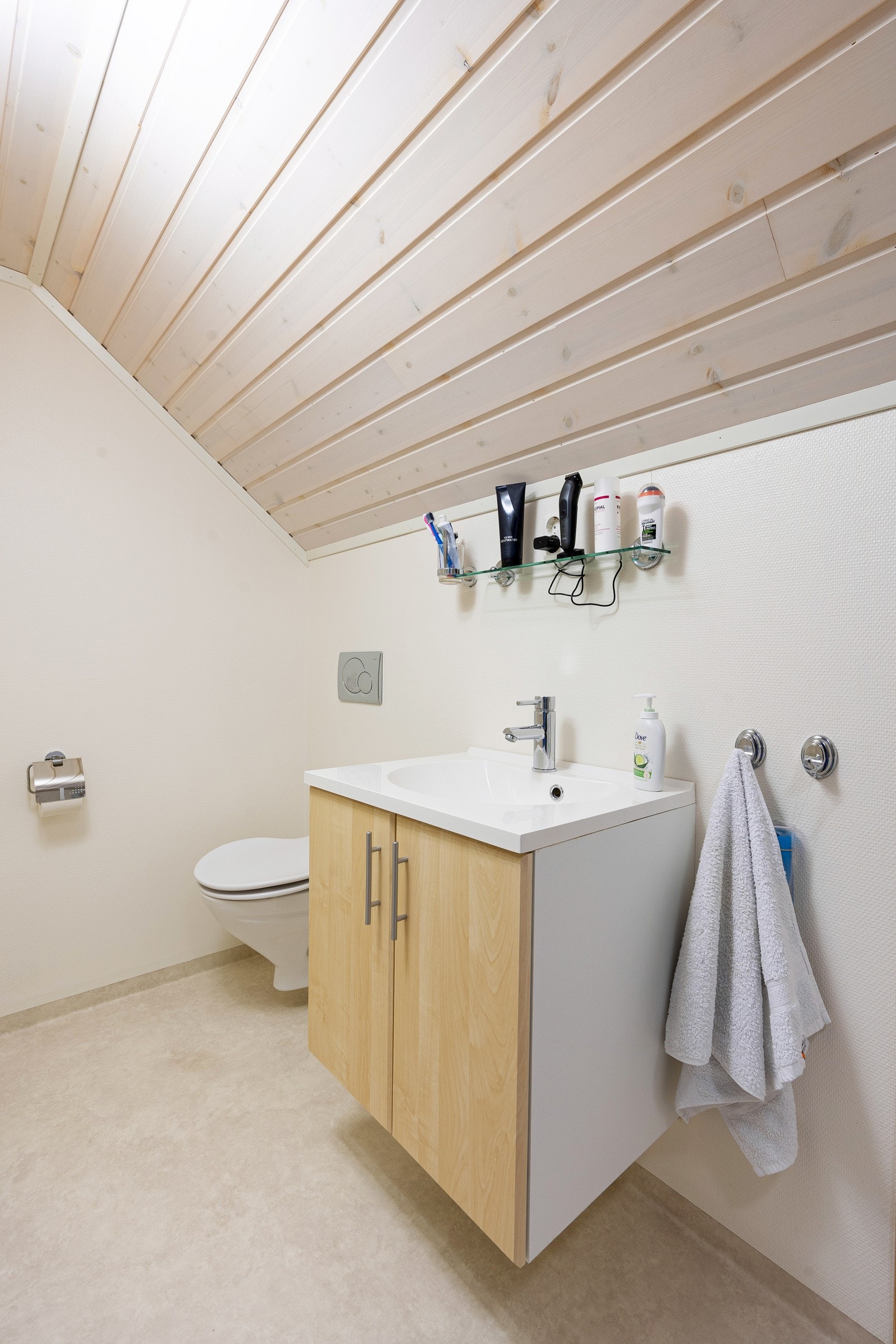 Bad innredet med dusj og opplegg til vaskemaskin.