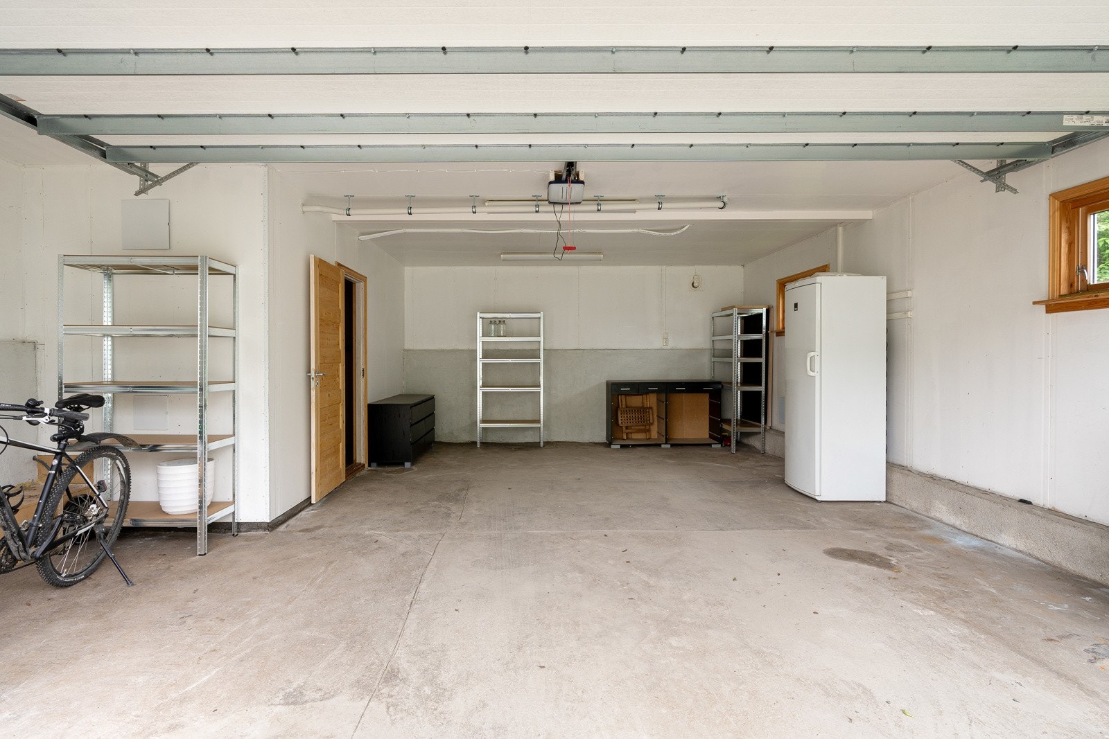 Dobbelgarasje hvor du også har godt med lagringsplass i bakkant.