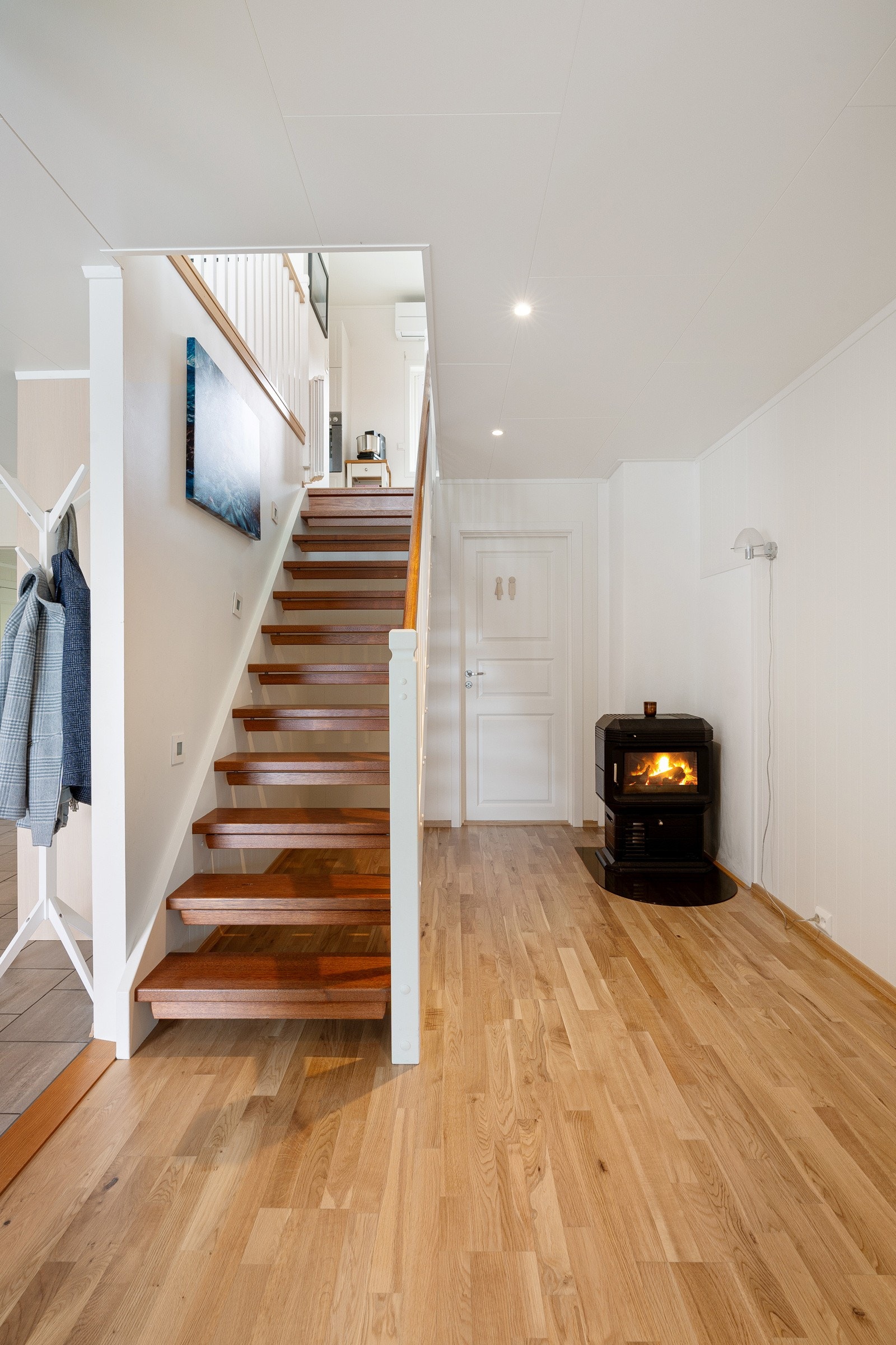 Trappegang med vedovn som gir ekstra varme i de kalde årstidene.