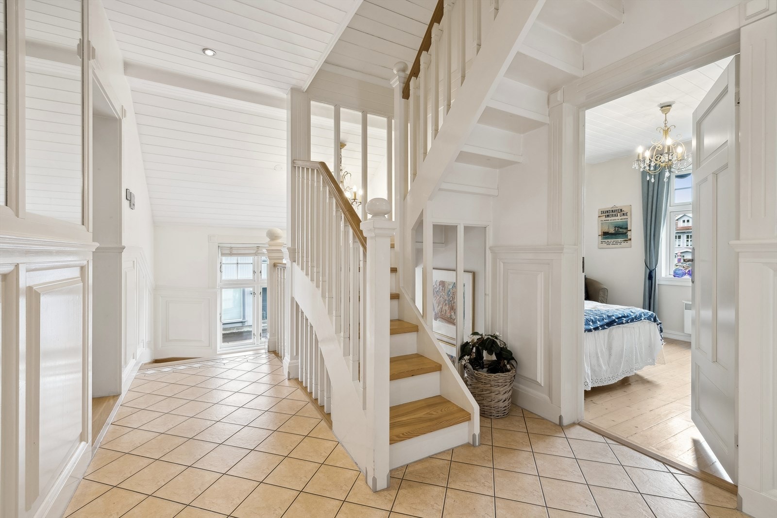 Flislagt gang i 2. etg., med trapp opp til loftetg. Galleribilde