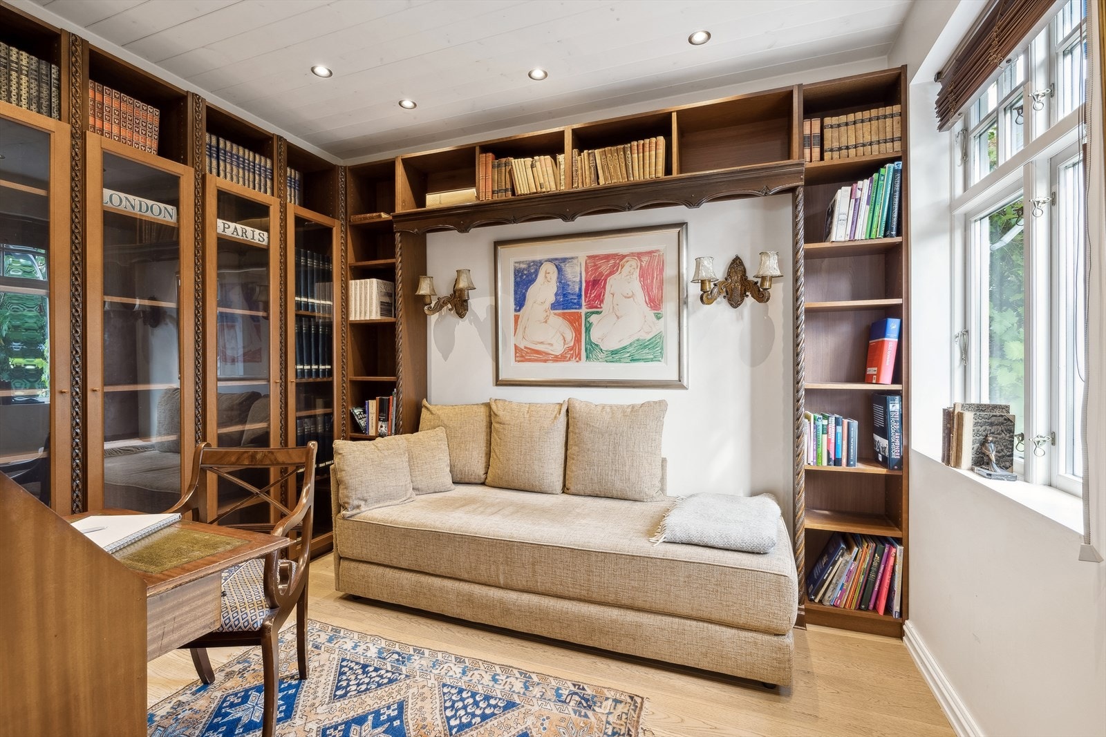 Kontor/bibliotek i tilknytning til stue Galleribilde