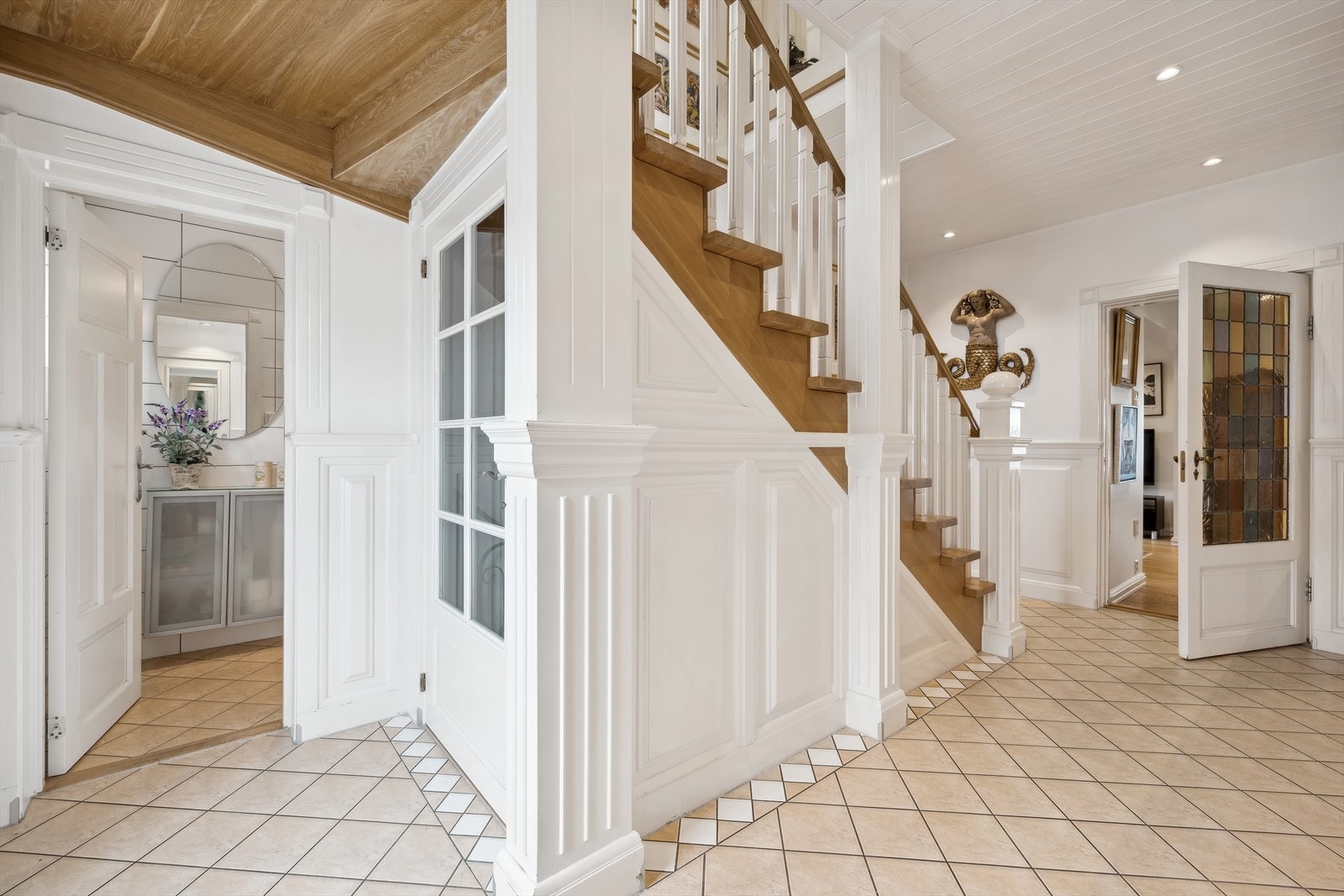 Entré/hall i 1. etg. med trapp opp til 2. etg., og ned til kjeller, samt adkomst til toalettrom Galleribilde