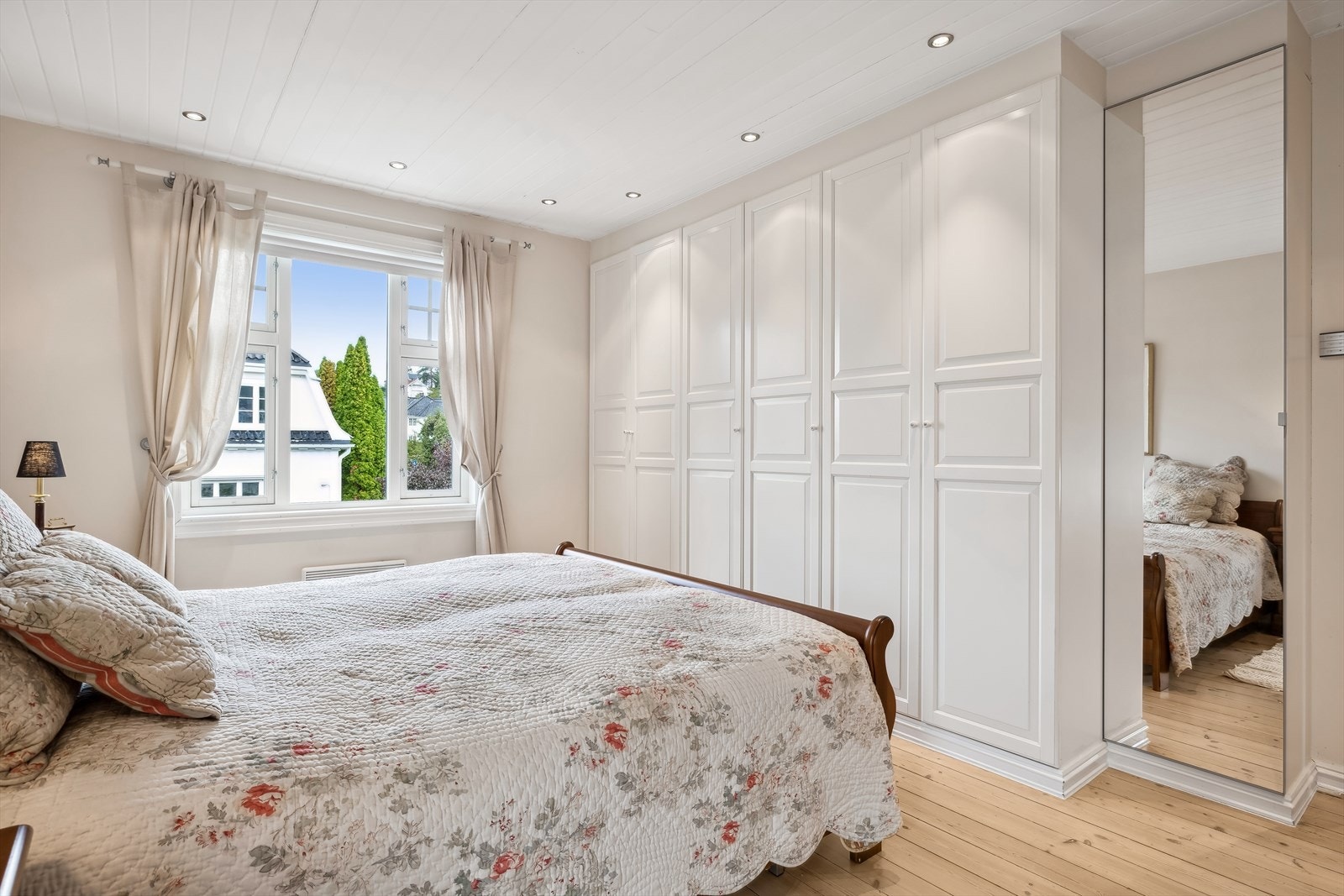 Soverom I har godt med garderobeskap Galleribilde