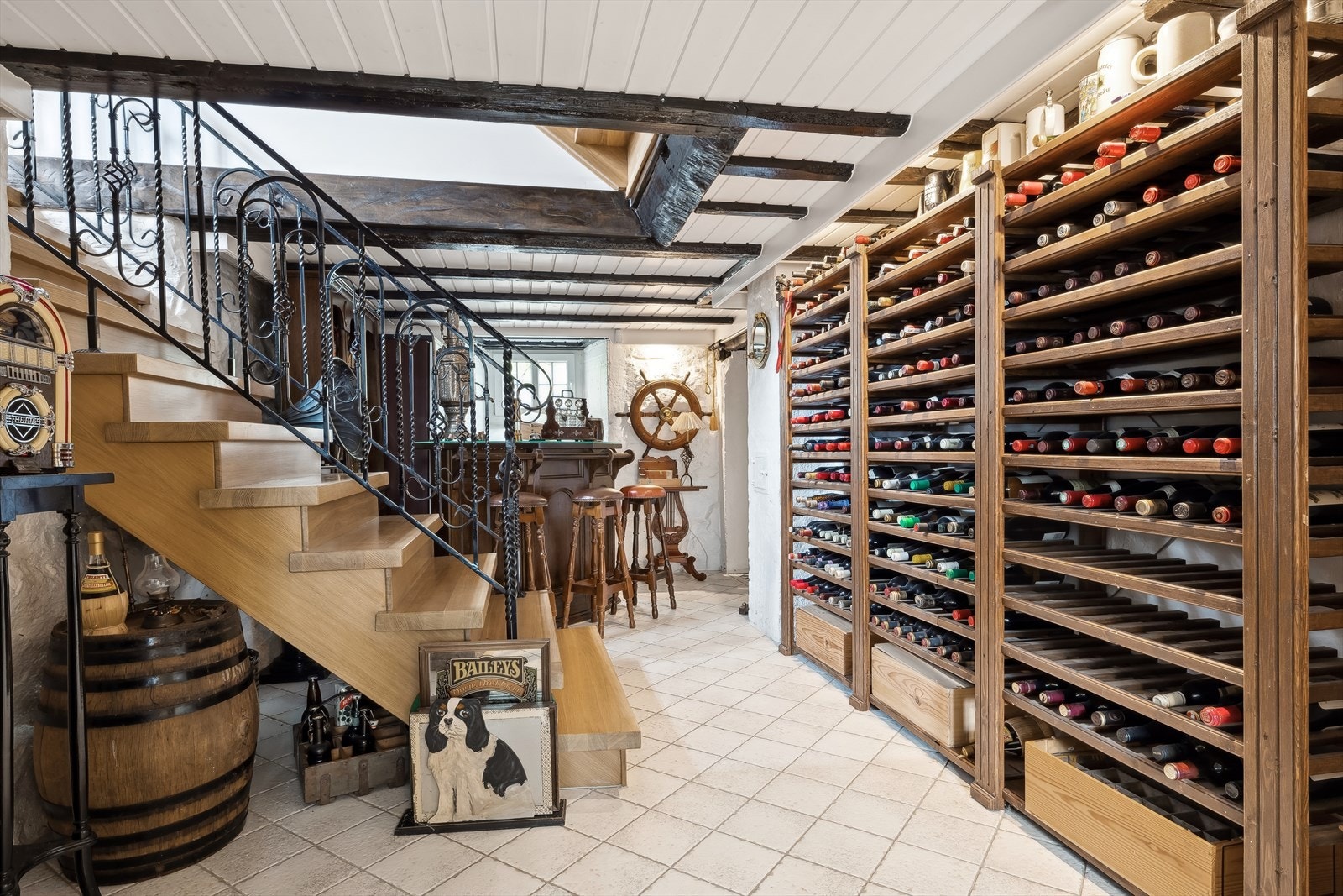 Det er bar og kjøkkenkrok i tilknytning til vinkjelleren Galleribilde