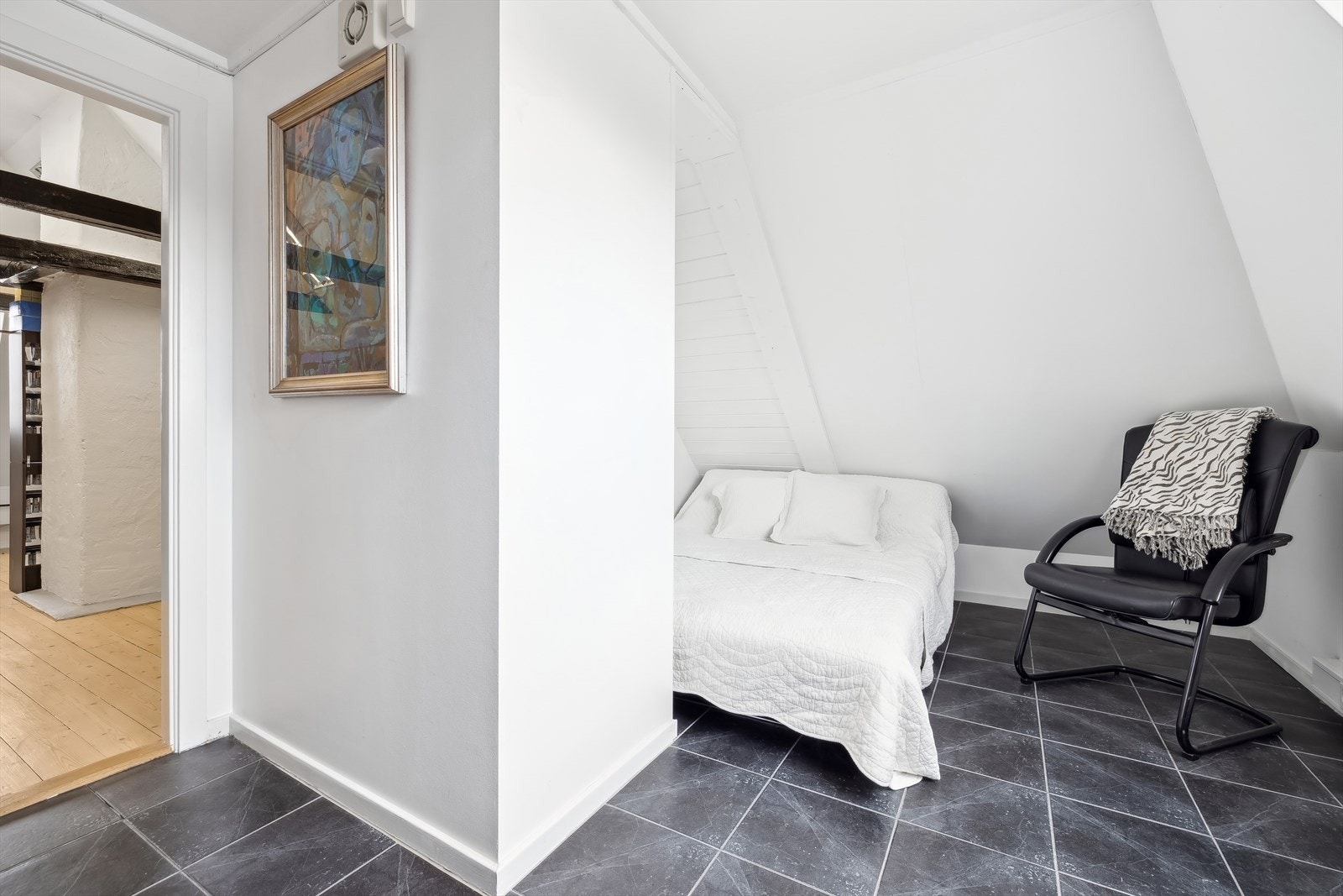 Kontor i loftetg. Galleribilde