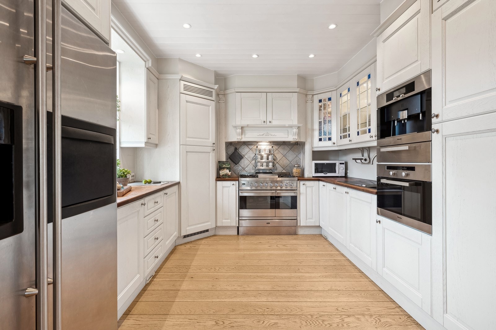 Nisje for side-by-side kjøleskap m/integrert vann-/isdispenser, frittstående gasskomfyr Galleribilde