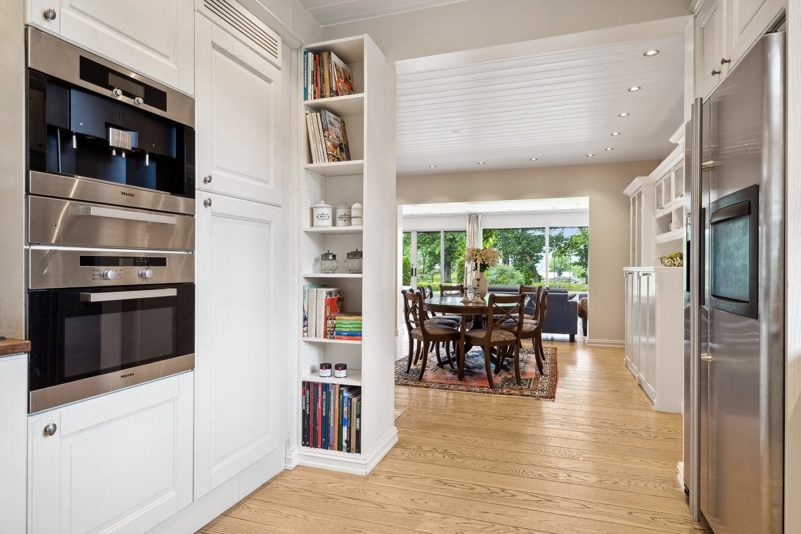 Det er integrerte hvitevarer som stekeovn, kaffemaskin, oppvaskmaskin, varmeskuff, fryseskap Galleribilde