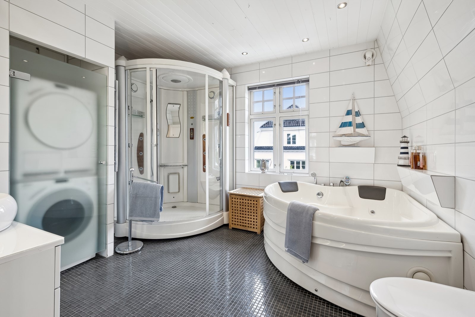 Flislagt baderom i 2. etg. med både dusj og badekar, samt opplegg for vask/tørk Galleribilde