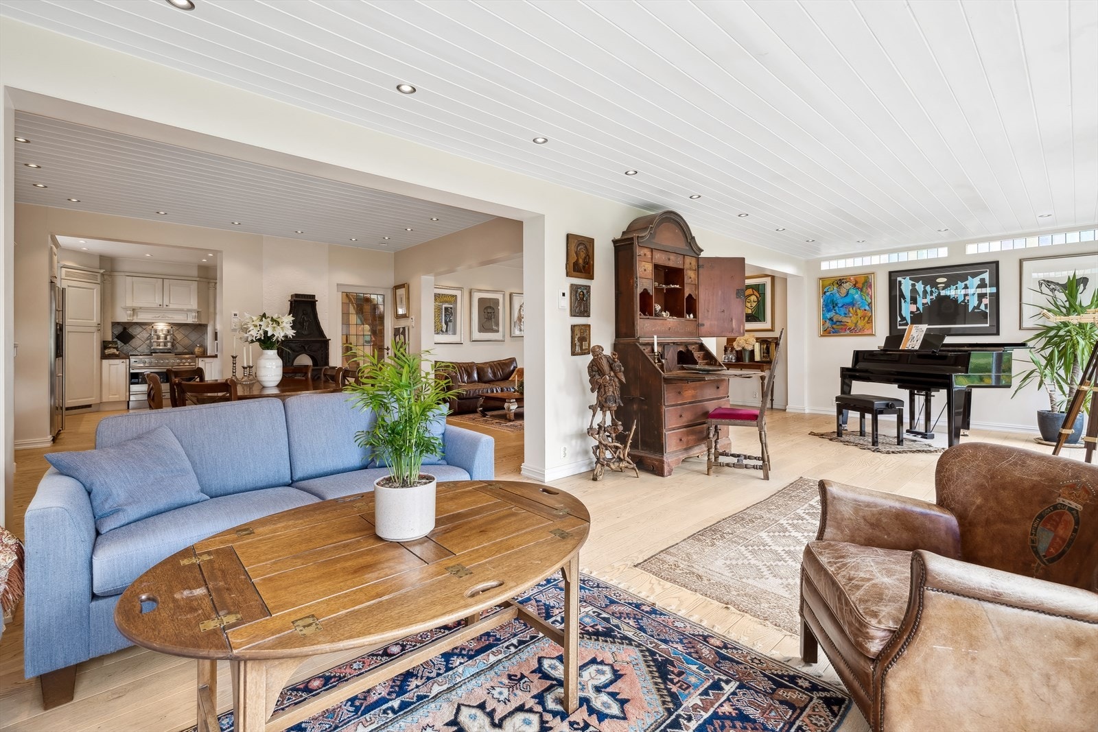 Lyse og romslige stuer med down-lights i himlingene Galleribilde