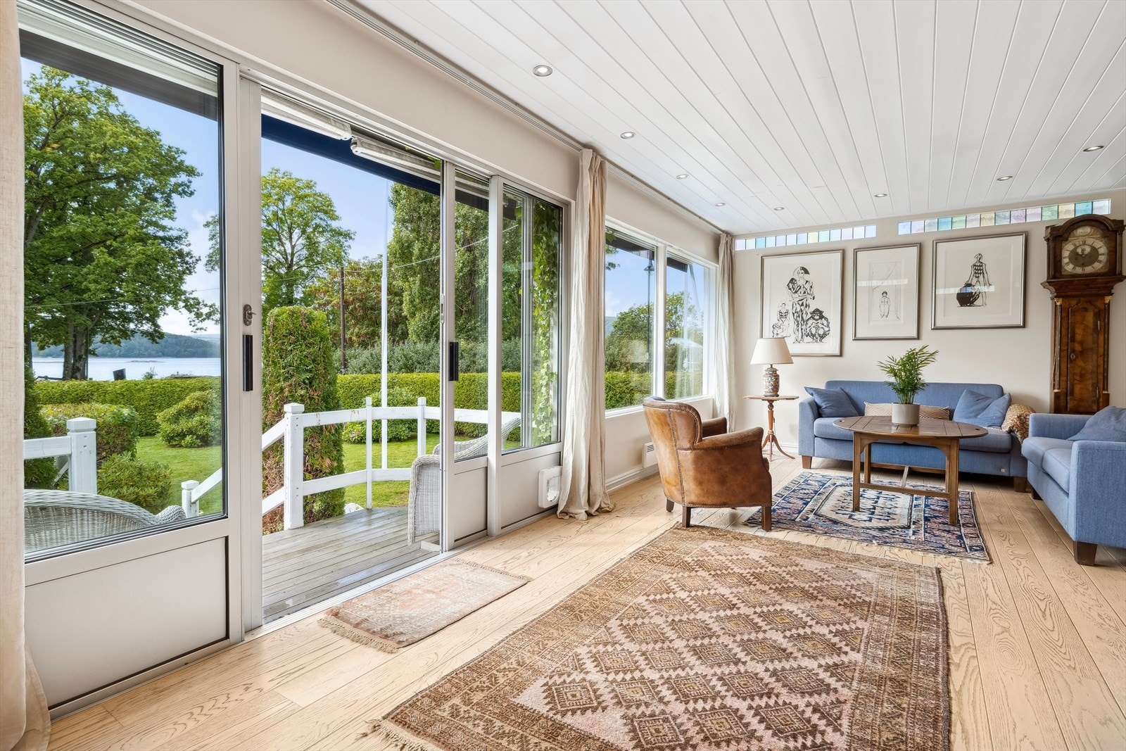 Det er utgang til terrasse og trapp ned til hagen Galleribilde