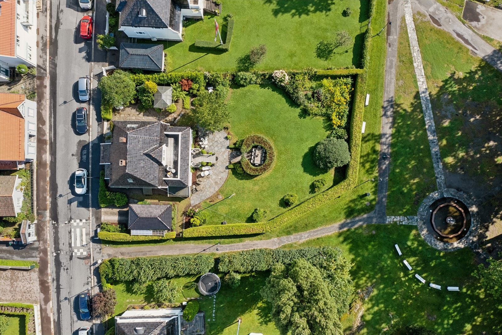 Eiendommen sett ovenfra - Fantastisk opparbeidet hage Galleribilde