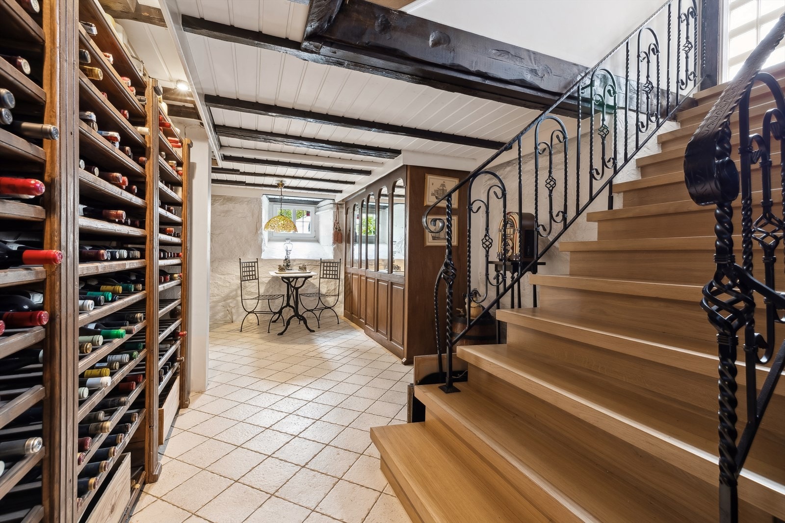Stor vinkjeller med flislagt gulv Galleribilde