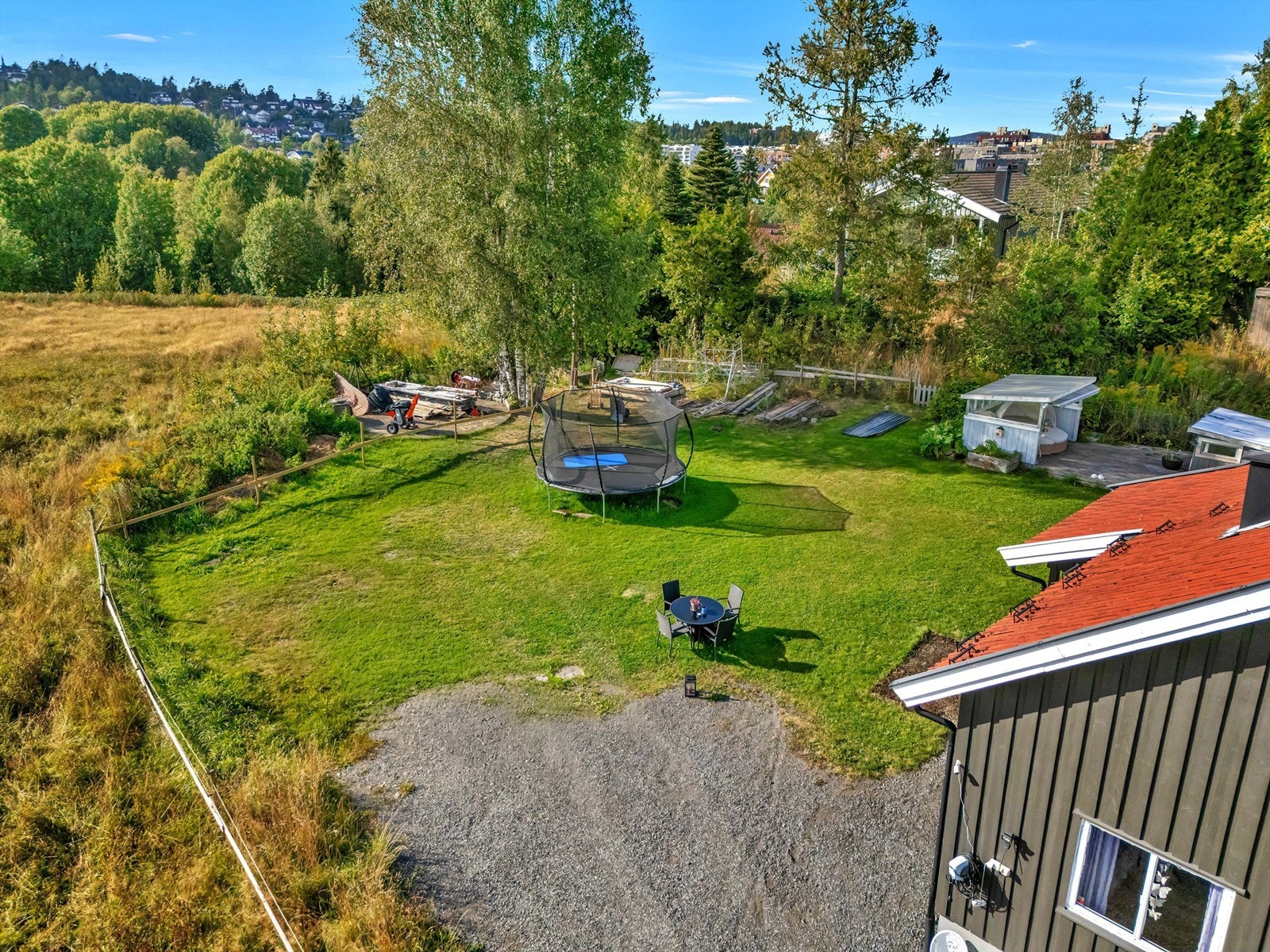 Solrik hage med god plass til lek og moro Galleribilde