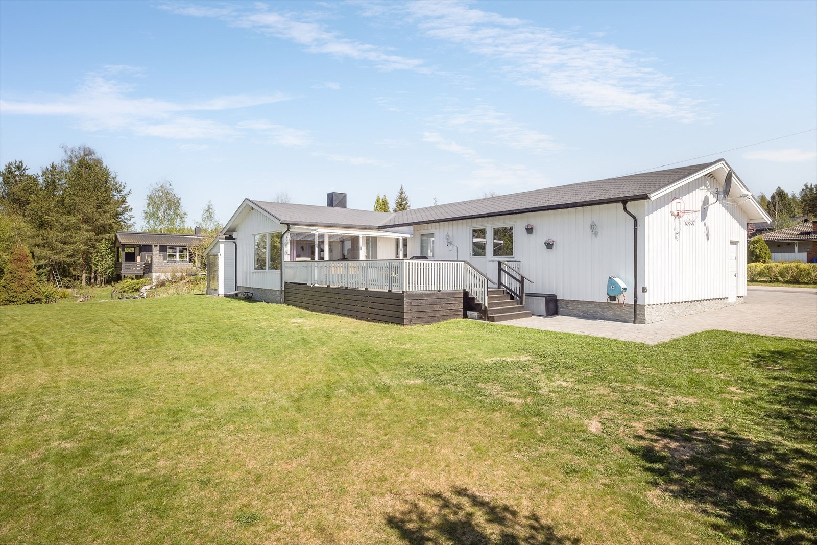Solrik eiendom med sentral og barnevennlig beliggenhet i Fjeldsetlia. Galleribilde