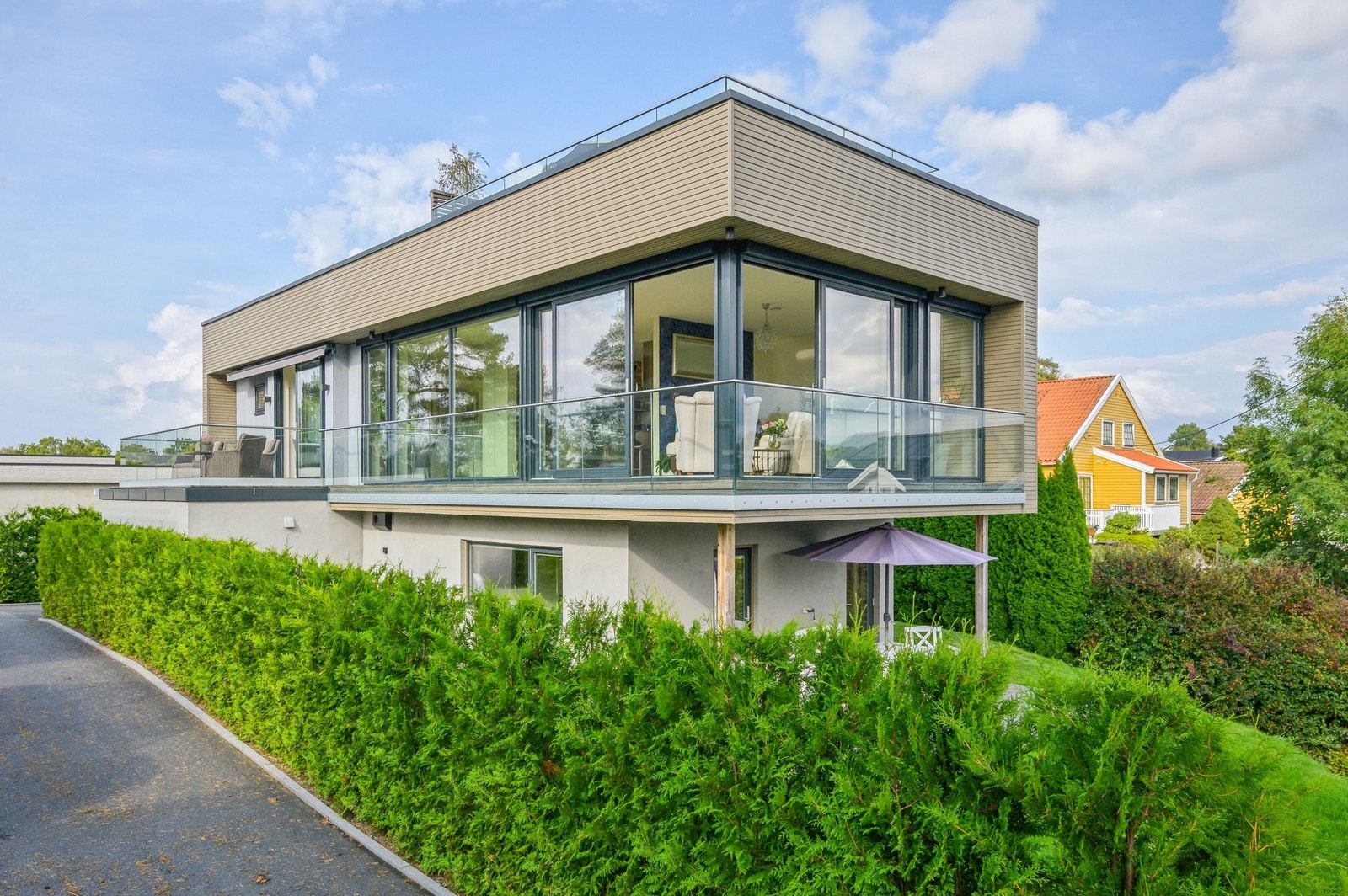 Boligen har god takhøyde (2,6m) med store vinduer/glasskyvedører fra gulv til tak. Zipscreens på alle relevante vinduer/dører. Balkong rundt hele syd -og vestsiden av boligens 2.etg. Bergvarme. Galleribilde