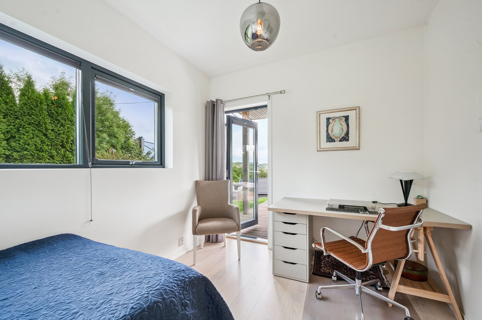 Pent soverom med glassdør som fører ut til terrasse (23m2), med naturskjønn utsikt, gir rommet rikelig med lys. Spesialtilpassede plisségardiner på vinduer/dør (fra Norgesmarkiser). Galleribilde