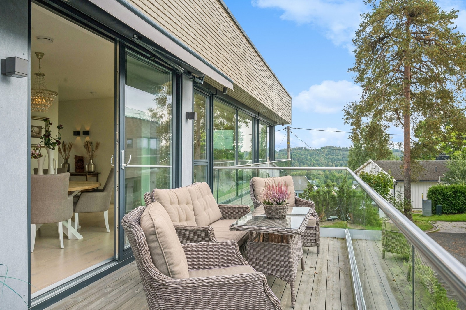 Balkong i 2.etg på ca 23m2. med fint utsyn over nabolaget. Her er det plass til grill, putekasse, etc. i tillegg til møbelgruppe. Stor markise (fra Norgesmarkiser). Galleribilde