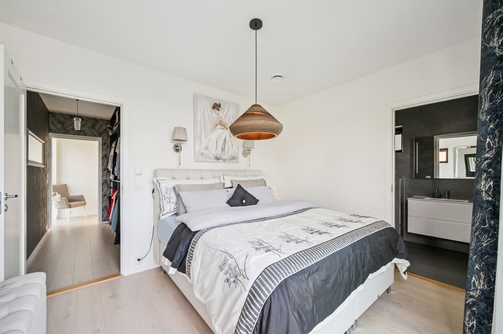 Innbydende Master en-suite med spesialtilpasset walk-in garderobe, fransk balkong og tilknyttet bad. Galleribilde