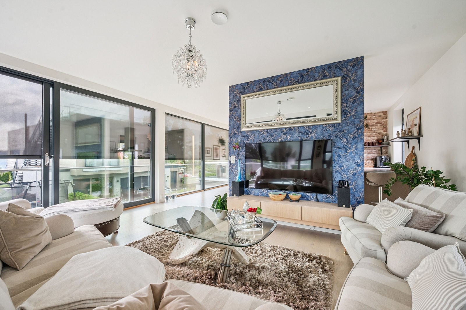 Moderne stue med medievegg (med alt man trenger til TV, lyd -og bredbåndsløsninger). Galleribilde
