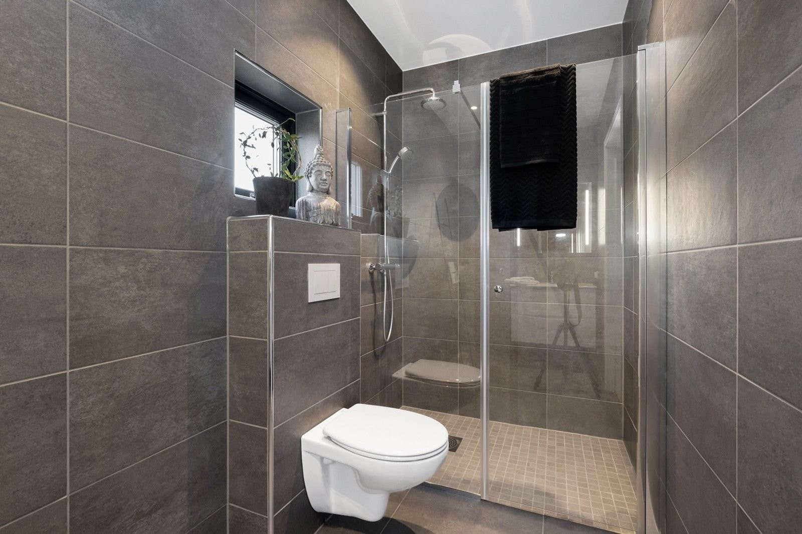 Lekkert, flislagt bad (1.etg.) med varmekabler, servant, vegghengt toalett og stor regnfallsdusj. Kvalitets baderomsmøbler fra Vikingbad/Grohe. Galleribilde